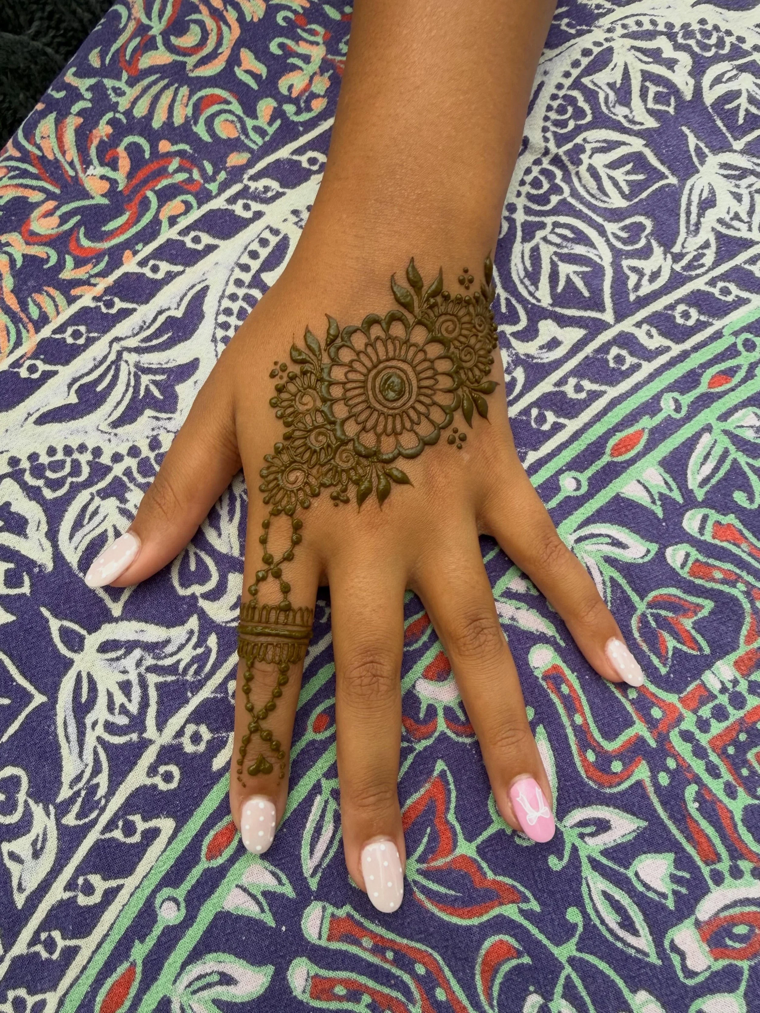 Welcome to summer ☀️ 

Henna at the first @downtownnewmilford Rock the Block this evening. 💪 

#henna #hennabyelyse #hennaartistry #newmilfordct #cthenna