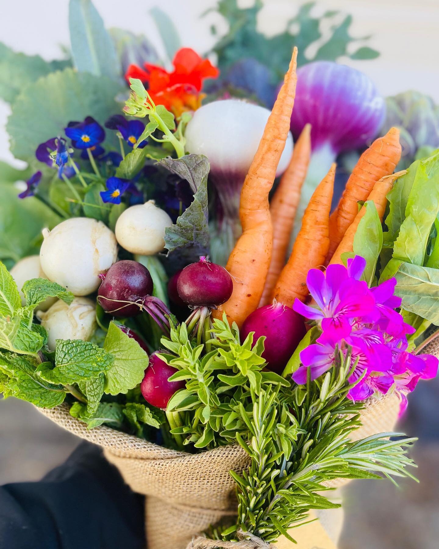 Winter Garden and Market Bouquets are live! Give a gift to yourself or someone else this holiday season.
⠀⠀⠀⠀⠀⠀⠀⠀⠀
Each Bouquet includes fresh seasonal organic produce from our gardens and local farms, beautifully wrapped with intention and personall