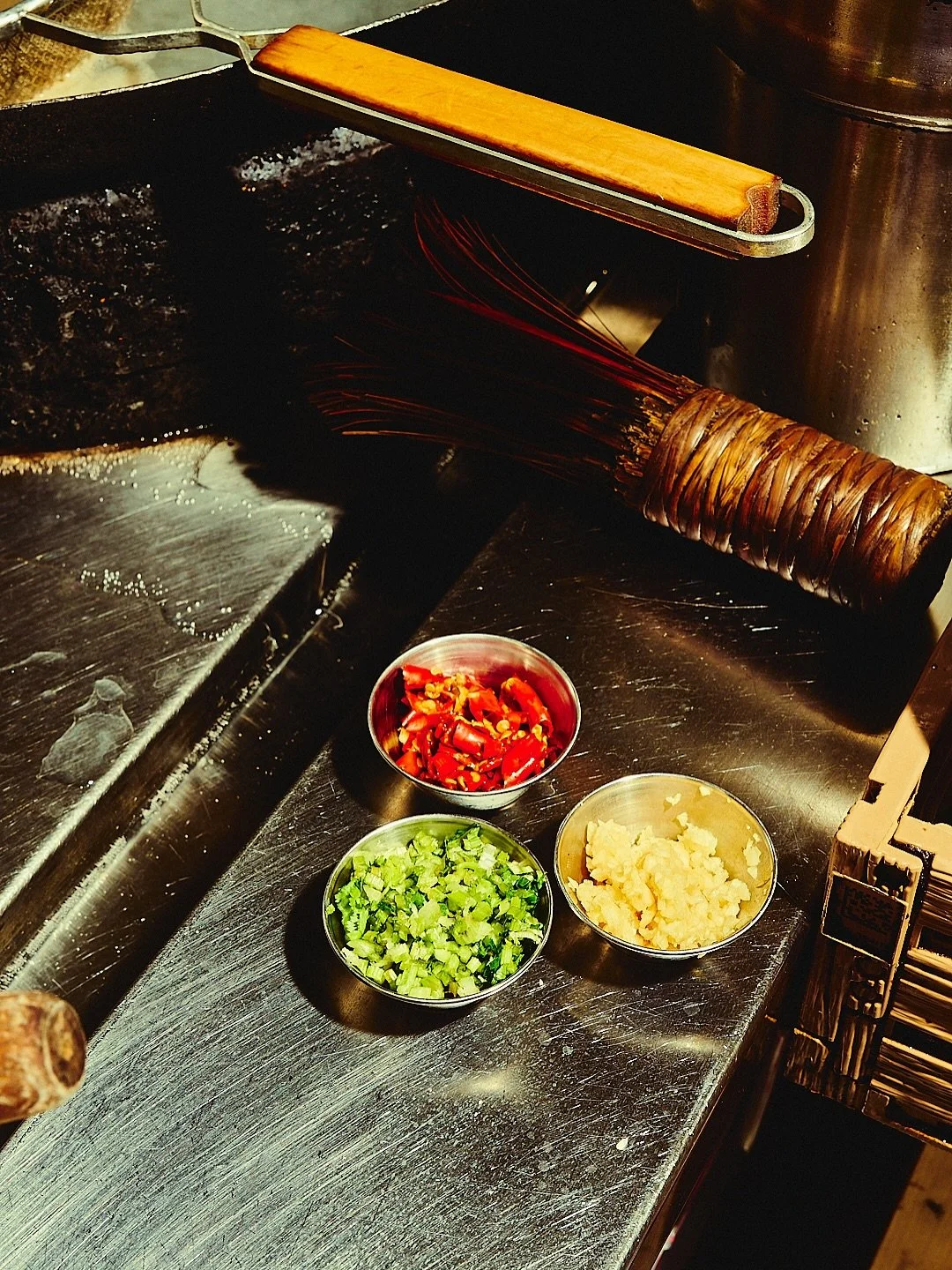 That moment the oil spits back louder than you. 🔥#woksupremacy #thai #thaifood #foodphotography au d&eacute;licieux @thammada.mtl agency @nouvelleidee.work