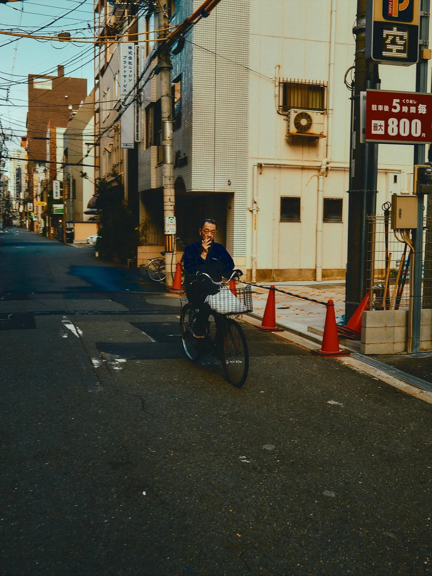 Morning light and people 🇯🇵 
.
.
.
.
#japan #streetphotography #morninglight #osaka #kyoto #traveljapan #photographers #fuji #colorstreet