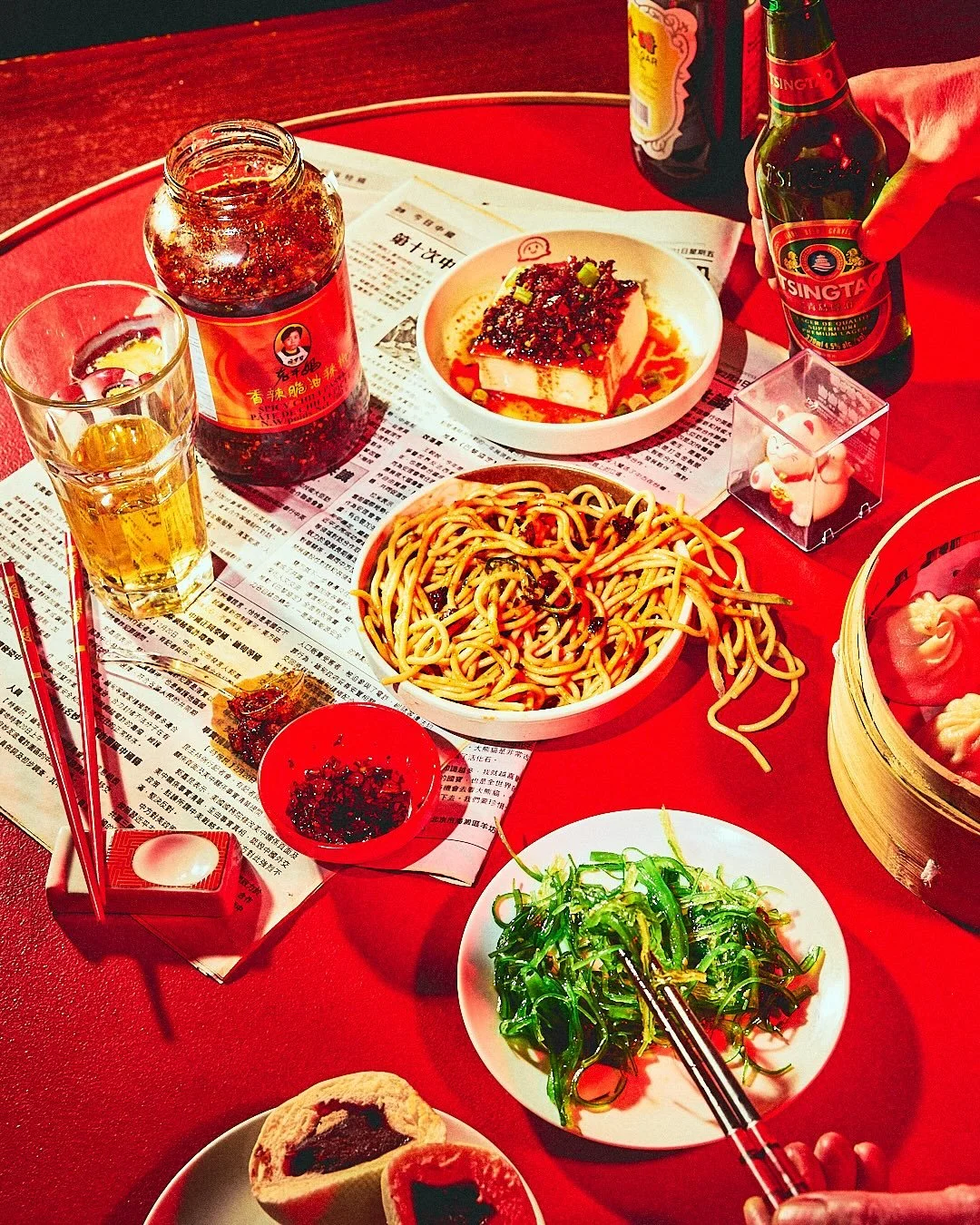 Crispy chili oil is my obsession with dumpling 🥟 @sammi_soupe_dumpling foodstylist: @mielstylist #dumplingsoup #flashphotography #foodeditorial #foodphotography #dumpling