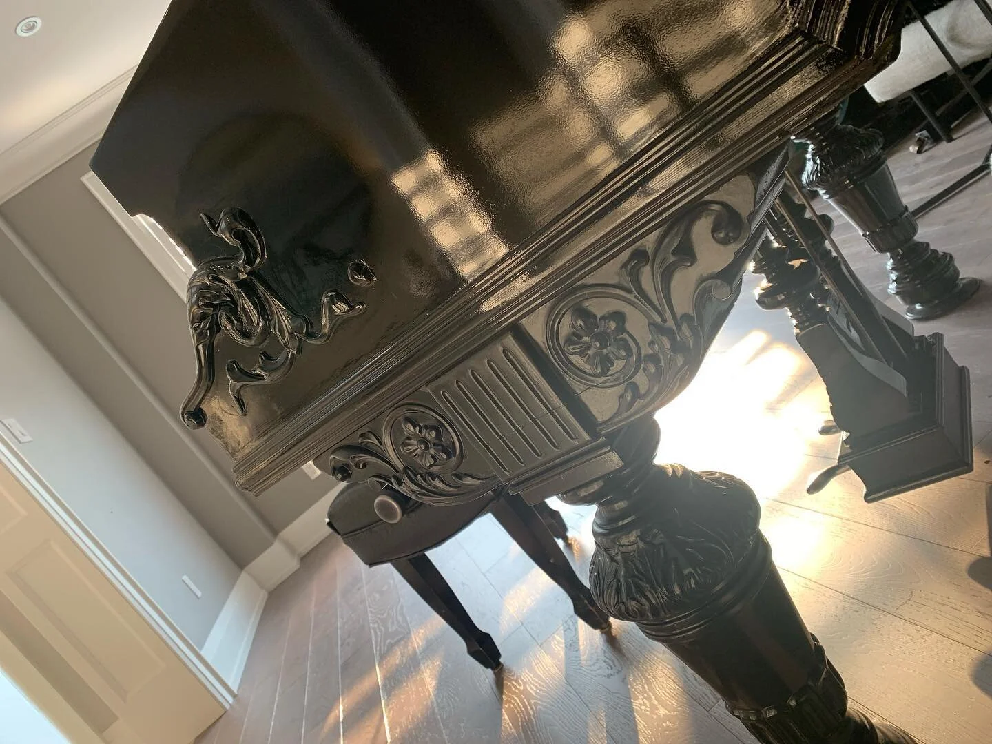 Exquisite detail on a beautiful Henry Miller that is still available for sale! ($5900) Message me for more photos, or scroll to see details in one of my previous posts.
#babygrandpianosforsale #henrymiller #henrymillerpiano