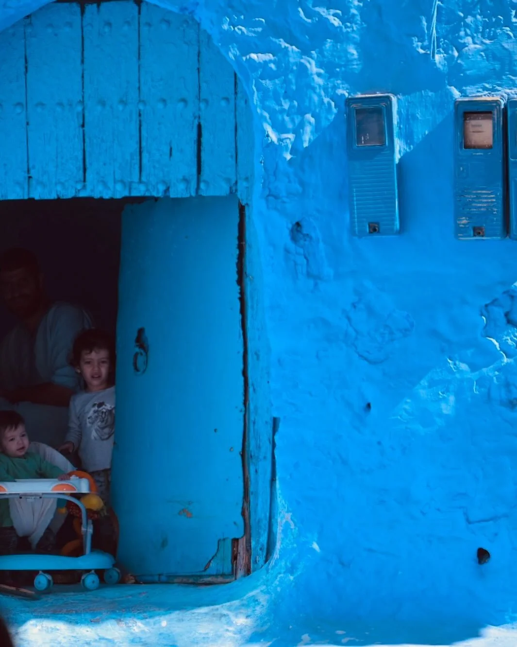 A favorite photo from our day in Chefchauen&hellip;.or what&rsquo;s known as the &lsquo;Blue City&rsquo;.
#morocco #chefchaouen #bluecity #travelphotography #streetphotography #vermontartist
