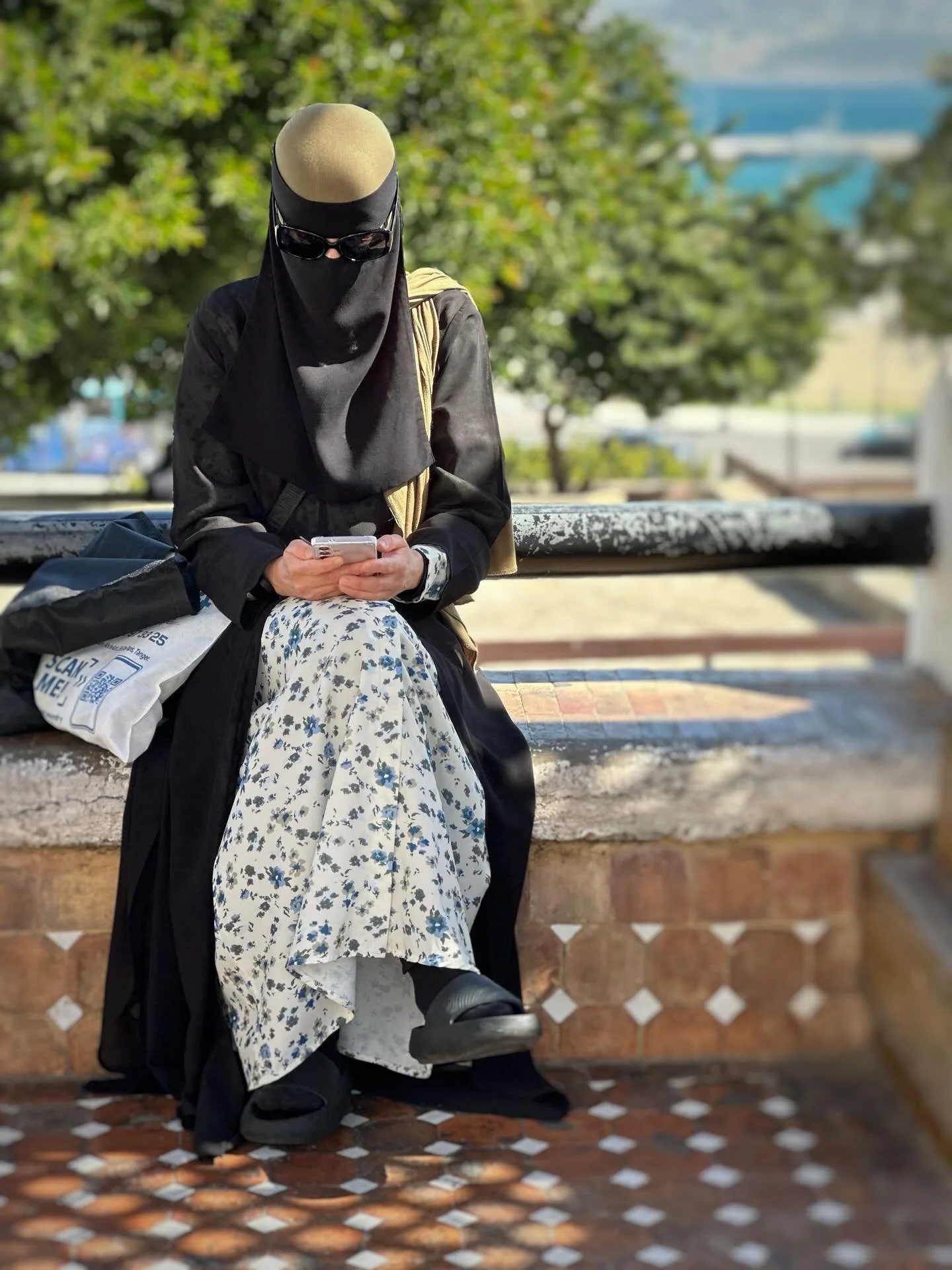 Where east meets west. A singular moment in Tangier&hellip;and a perfect example of how a picture paints one thousand words.
#morocco #tangier #streetphotography #candidcamera #travelphotography #vermontartist