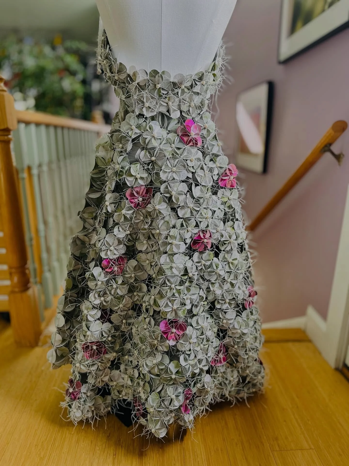 Including a few of the pink hydrangeas in what will be the long train of this wedding dress: &lsquo;A Prayer for our Daughtere&rsquo;

#WIP #papersculpture #paperdresses #photographyreimagined #vermontartist