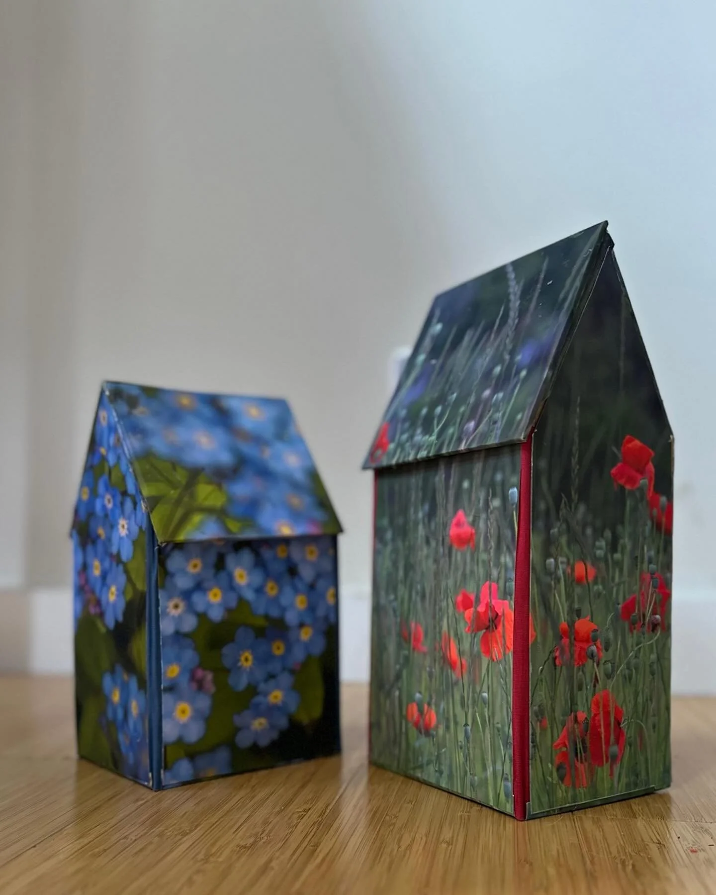 While continuing my practice of telling stories thru my sculpted paper dresses&hellip;I&rsquo;ve been exploring new.

Boxes. Houses. Containers of history&hellip;.carriers of memory and stories told and untold.
Tying them to the ephemeral garden - I 