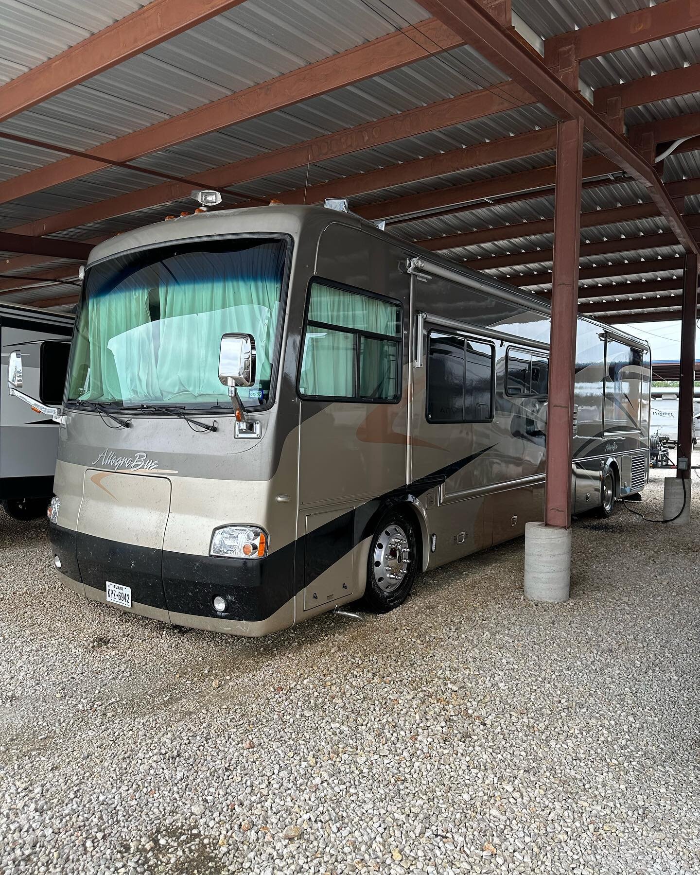 A Tiffin Class-A gets the first class treatment and shines bright! Wash &amp; Wax service complete ✔️
.
.
#washandwax #austinrvdetailing #austindetailing #texasmobilervspa #lakewaytexas #laketravis #atxrvdetailing #austinrvlife #austinrvparks #laketr