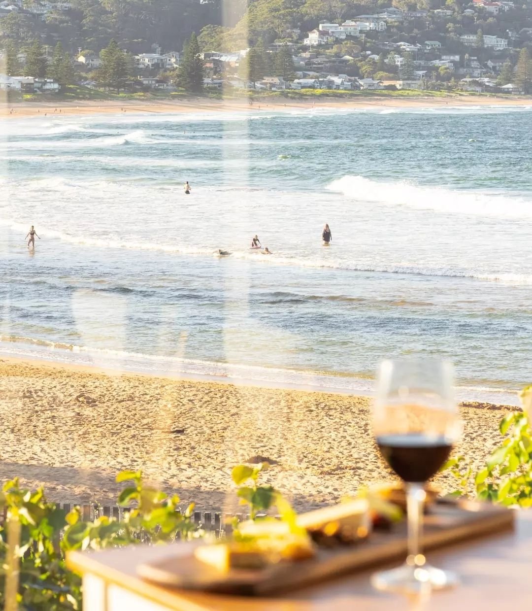 During the Autumn holidays, there are plenty of reasons to take a trip to the Central Coast. That's why we'll be open 7 days a week to welcome you for a well earned break in Avoca Beach✨