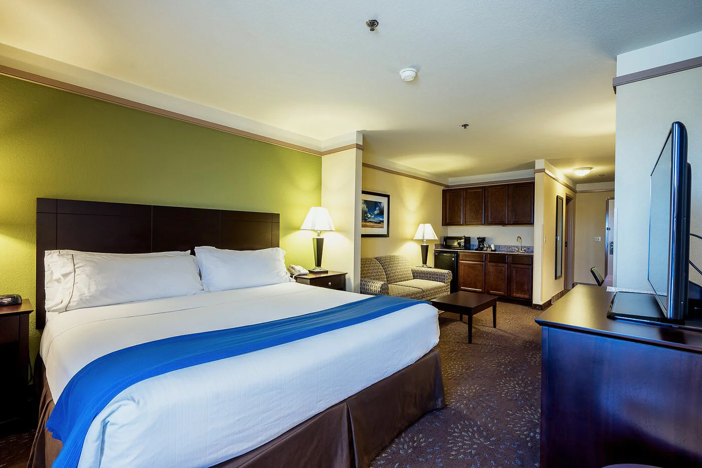 holiday inn king suite.jpg