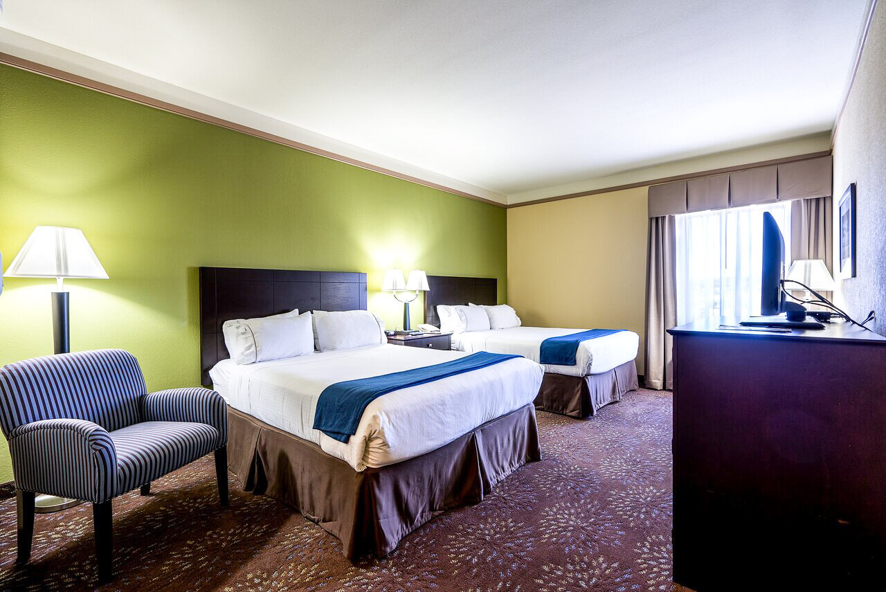 holiday inn express double room.jpg