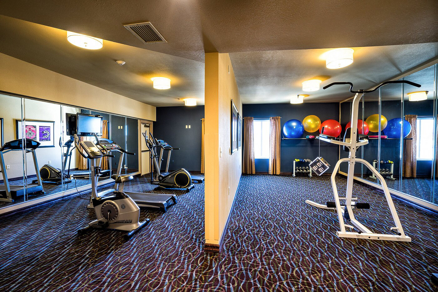 holiday inn express exercise room.jpg