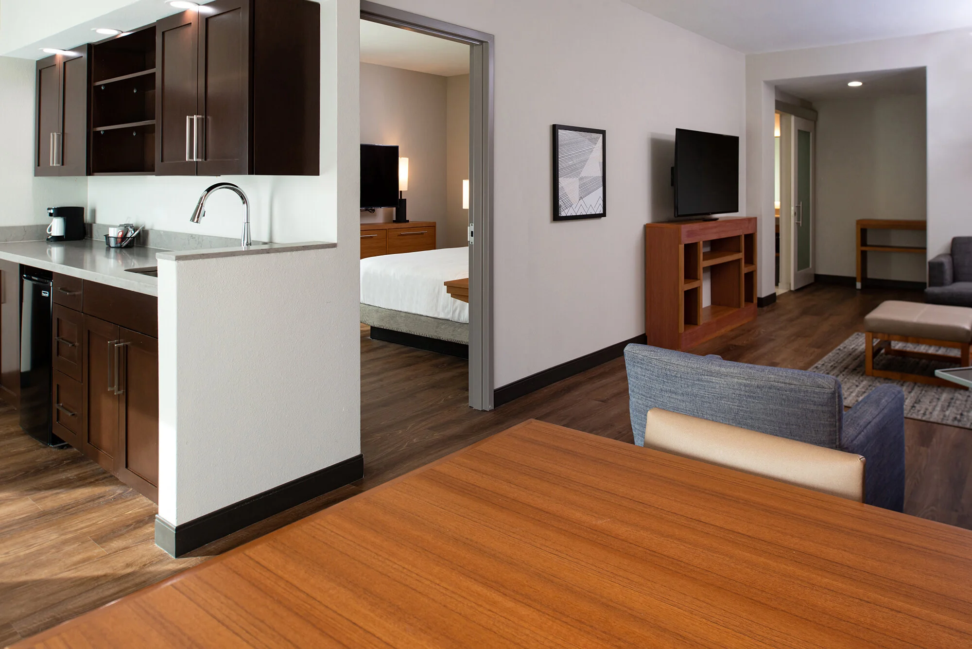 dfwzr-hyatt-place-1bedroom-suite4.jpg