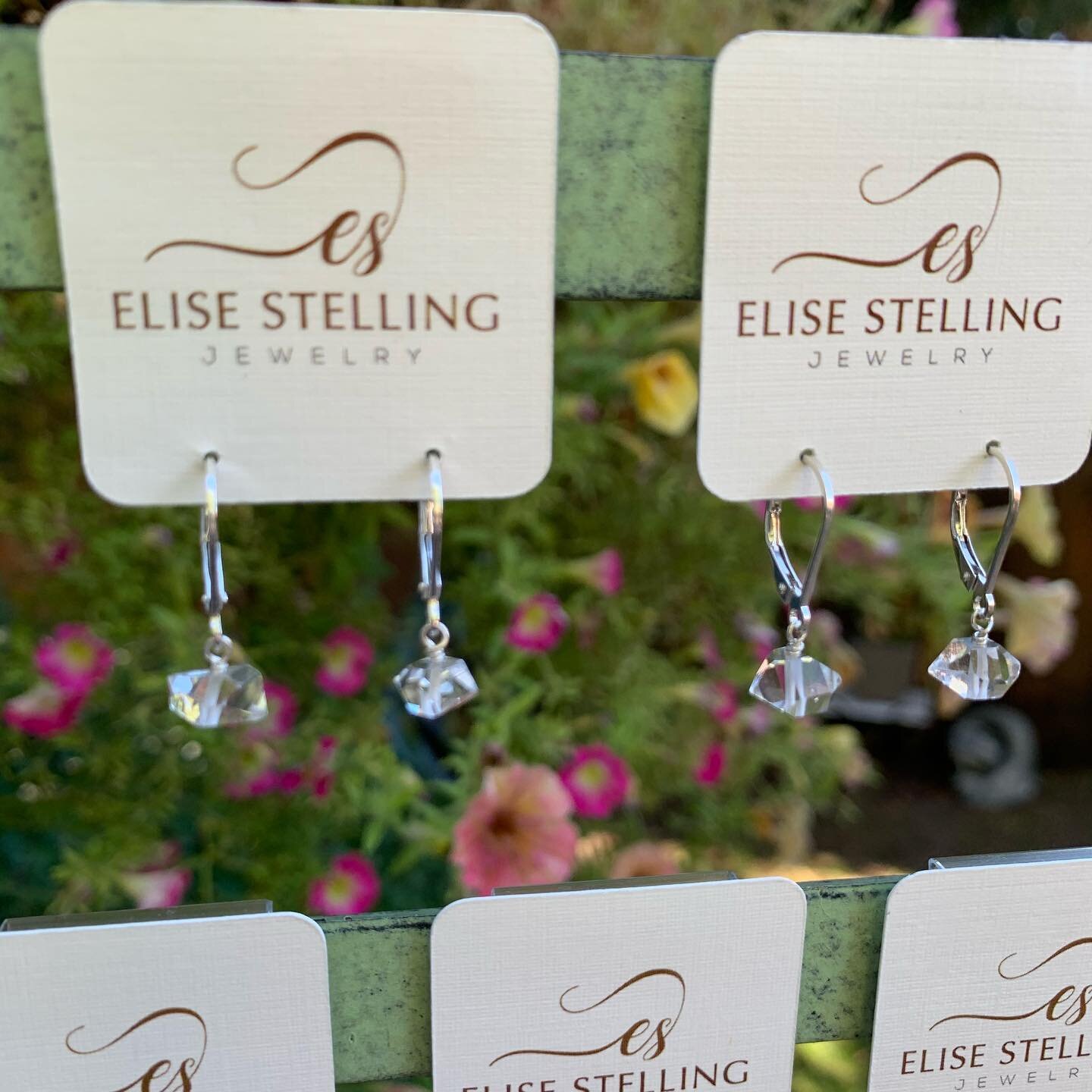 I bought a gorgeous small batch of Herkimer  Diamonds and made a few pair of earrings. These incredibly high vibe stones are amazing and a good source to read about them is crystalvaults.com. Check em out @moonshinesunvalley !

#herkimerdiamond #ster