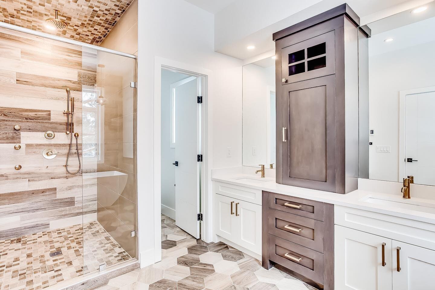 // A little honeycomb tile and two-tone cabinetry for this master en-suite! 
⁣
⁣
⁣
⁣
⁣
⁣
#willowhavenhomes #willowhavendh #designerhome #yyccompany #yycsmallbusiness #calgaryconstruction #yychomebuilders #calgaryalberta #farmhousedecor #yychome #cust
