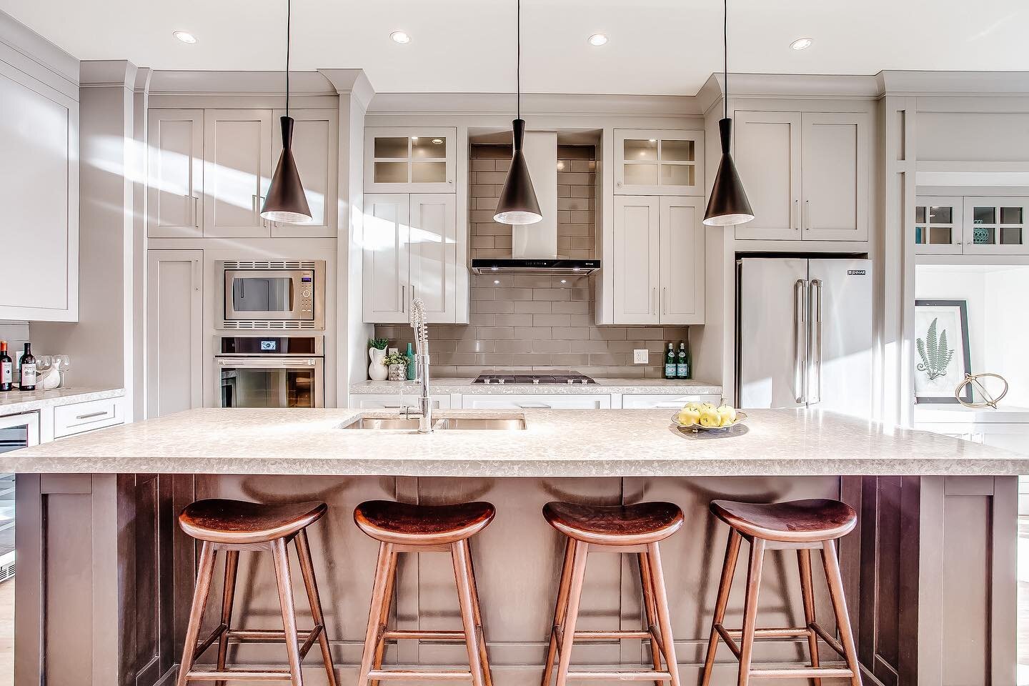 // Something a little different from our white kitchens. A warm/cool brown and grey two-toned. Thoughts? 👇🏼
⁣
⁣
⁣
⁣
⁣
⁣
#willowhavenhomes #willowhavendh #designerhome #yyccompany #yycsmallbusiness #calgaryconstruction #yychomebuilders #calgaryalber