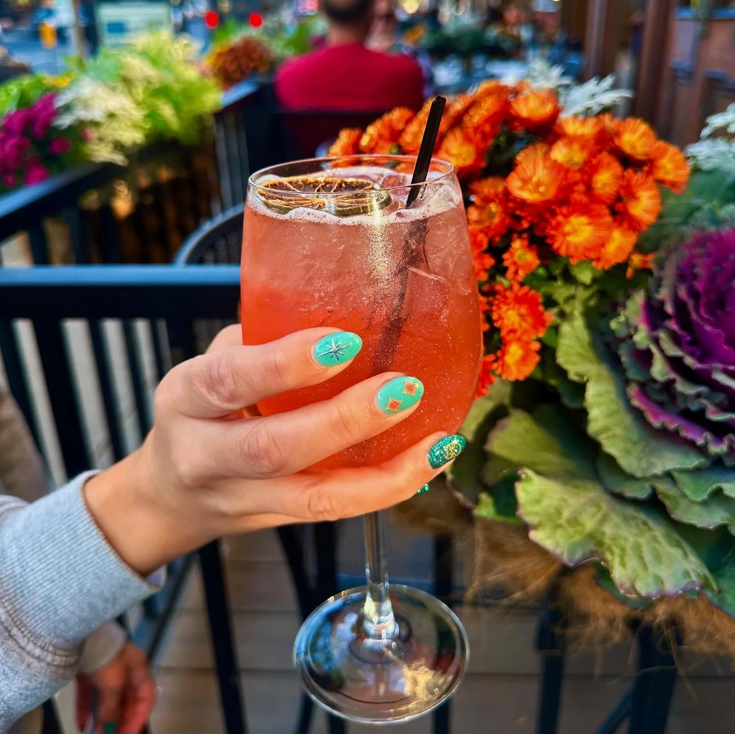 SHOWGIRL SPRITZ 🧡🩵✨💫
Prosecco, strawberry liqueur, club soda, and a lil sparkle. If you know you know 😉 
Available Friday 10/3-Sunday 10/5!
.
.
 #themerc #themercsaratoga #downtownsaratoga #broadwaysaratoga #saratogasprings #saratogaspringsNY #di