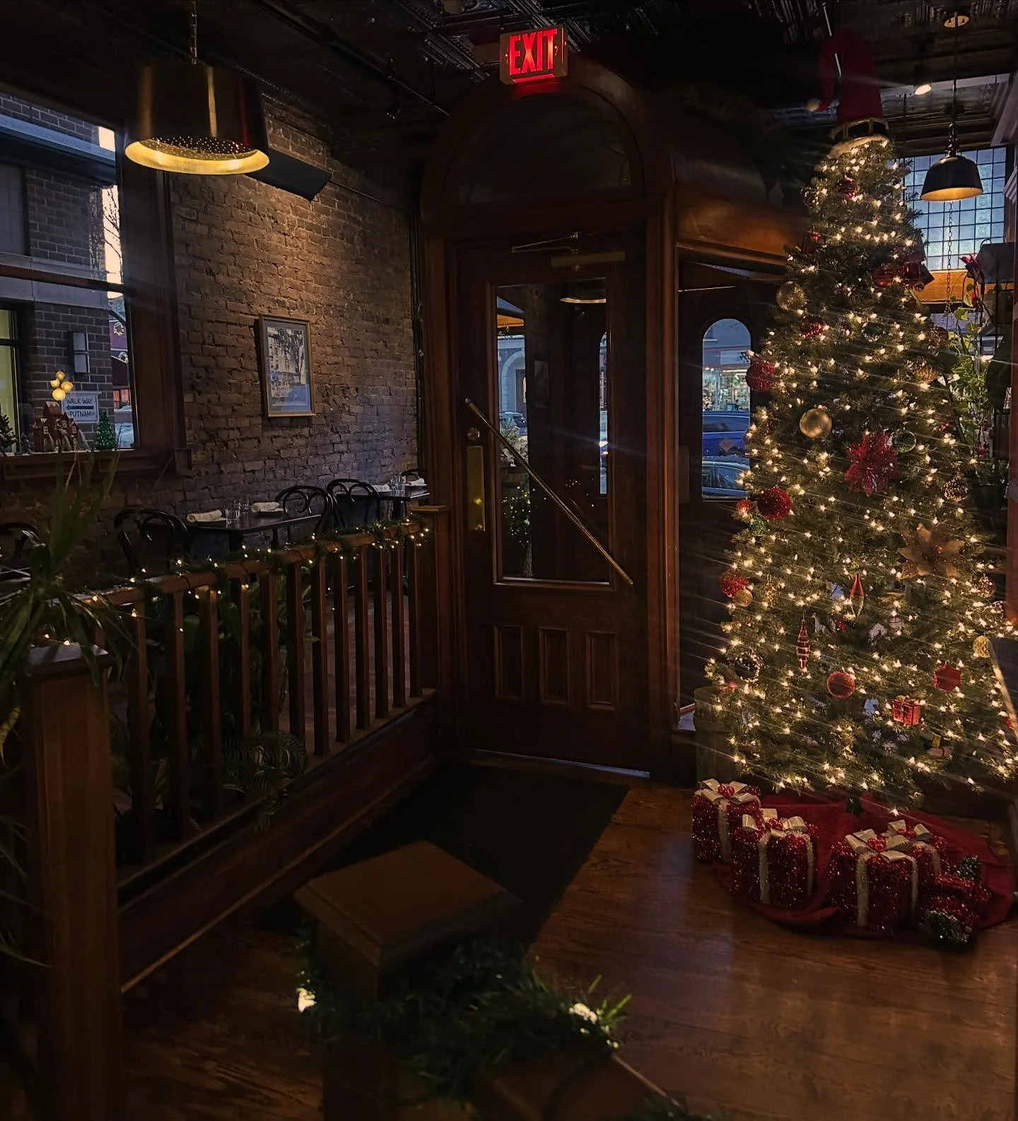 Decorations are up and it&rsquo;s warm &amp; cozy in here! Get out of the cold and join us for dinner Wednesday through Sunday. ✨🎄
.
.

 #themerc #themercsaratoga #downtownsaratoga #broadwaysaratoga #saratogasprings #saratogaspringsNY #discoverSarat