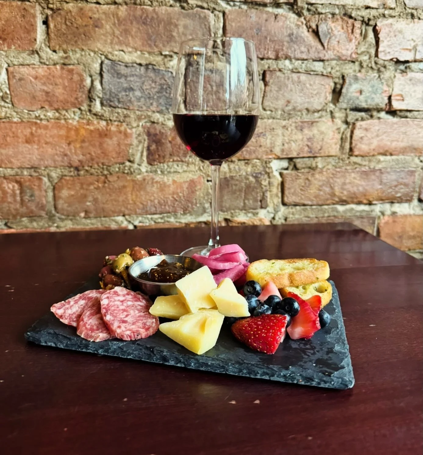 It&rsquo;s happy hour 🍷🍺🍸
Wednesday-Friday 3-6!
.
.
 #themerc #themercsaratoga #downtownsaratoga #saratogasprings #discoversaratoga