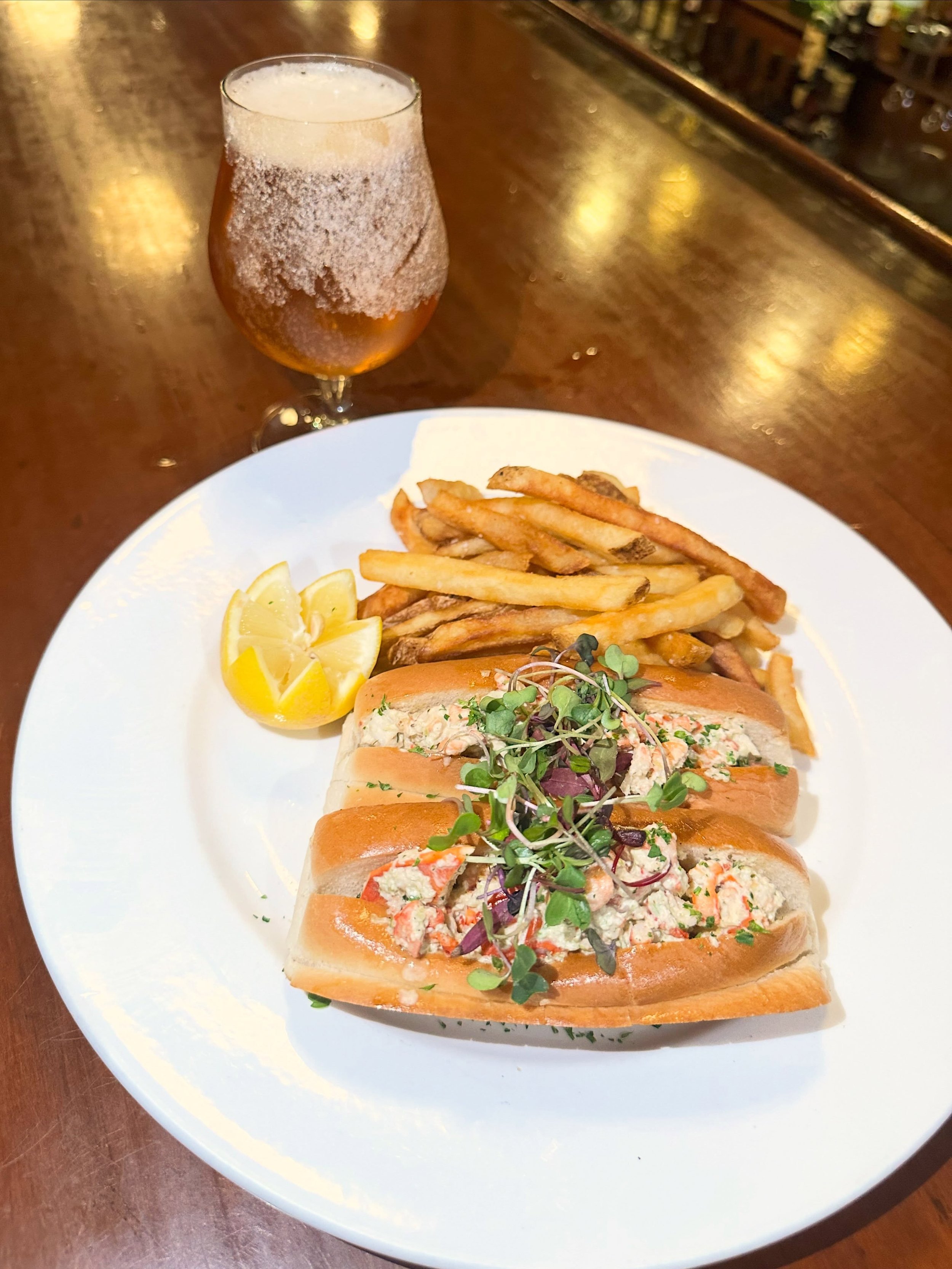 When the days weather is fluctuating between summer and fall&hellip; we&rsquo;ve got you covered. Lobster rolls and pumpkin beer with cinnamon sugar. 🦞🎃
.
.
 #themerc #themercsaratoga #downtownsaratoga #saratogasprings #discoversaratoga