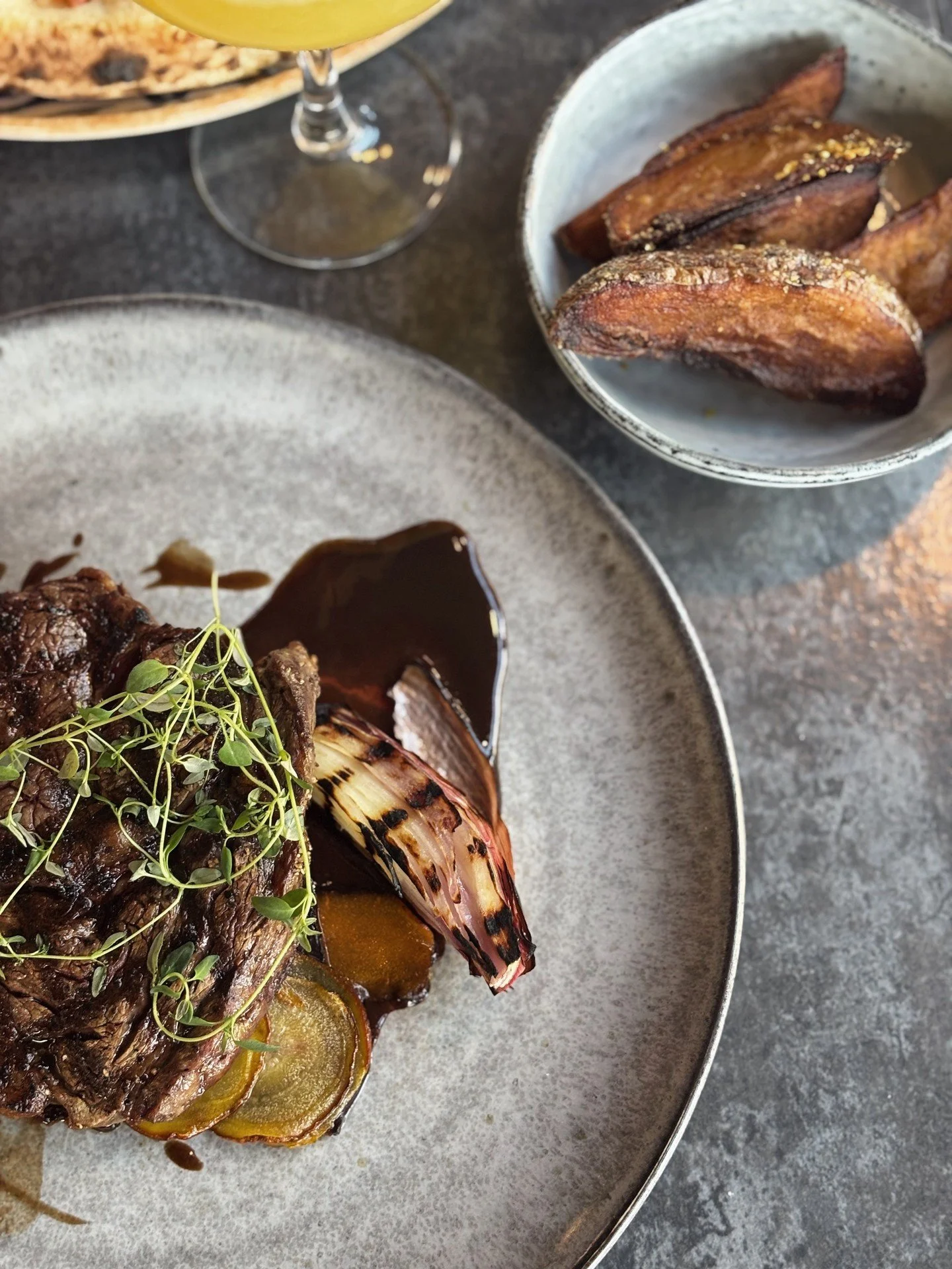 Kv&auml;llens smakupplevelse v&auml;ntar&hellip;✨ Entrecote, rostade rotfrukter, klyftpotatis &amp; r&ouml;dvinss&aring;s🥩 🍷 En klassiker som aldrig g&ouml;r dig besviken. 

#TwinCity #J&ouml;nk&ouml;ping #Godmat #Ribeye #Afterwork #Restaurangjkpg