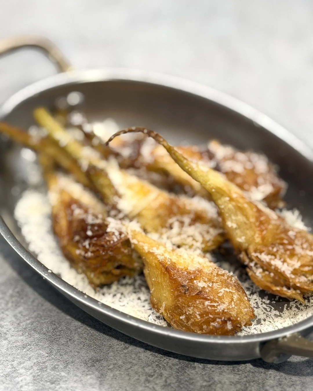 En sj&auml;lvklarhet p&aring; den nya menyn - krispigt friterad kron&auml;rtskocka med parmesan i m&auml;ngder 🙌🏼💚

#J&ouml;nk&ouml;ping #Berseau #food #snacks