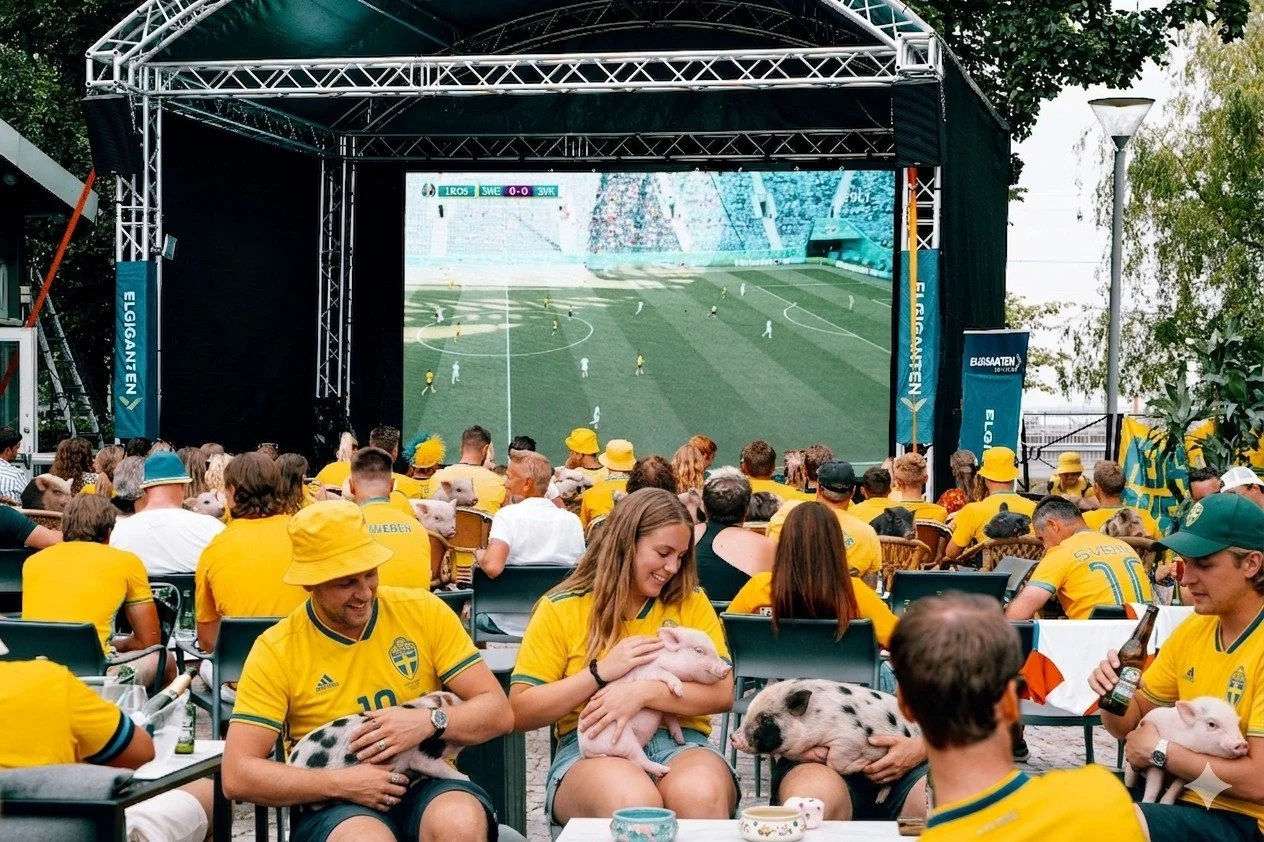 S&aring;jaaa, det blir en VM-sommar! 
F&ouml;r att alla ska k&auml;nna sig inkluderade, b&ouml;nder som stadsbor, har vi gjort om v&aring;rt koncept. Det &auml;r nu till&aring;tet att ta med sin egen minigris till uteserveringen medan matcherna visas