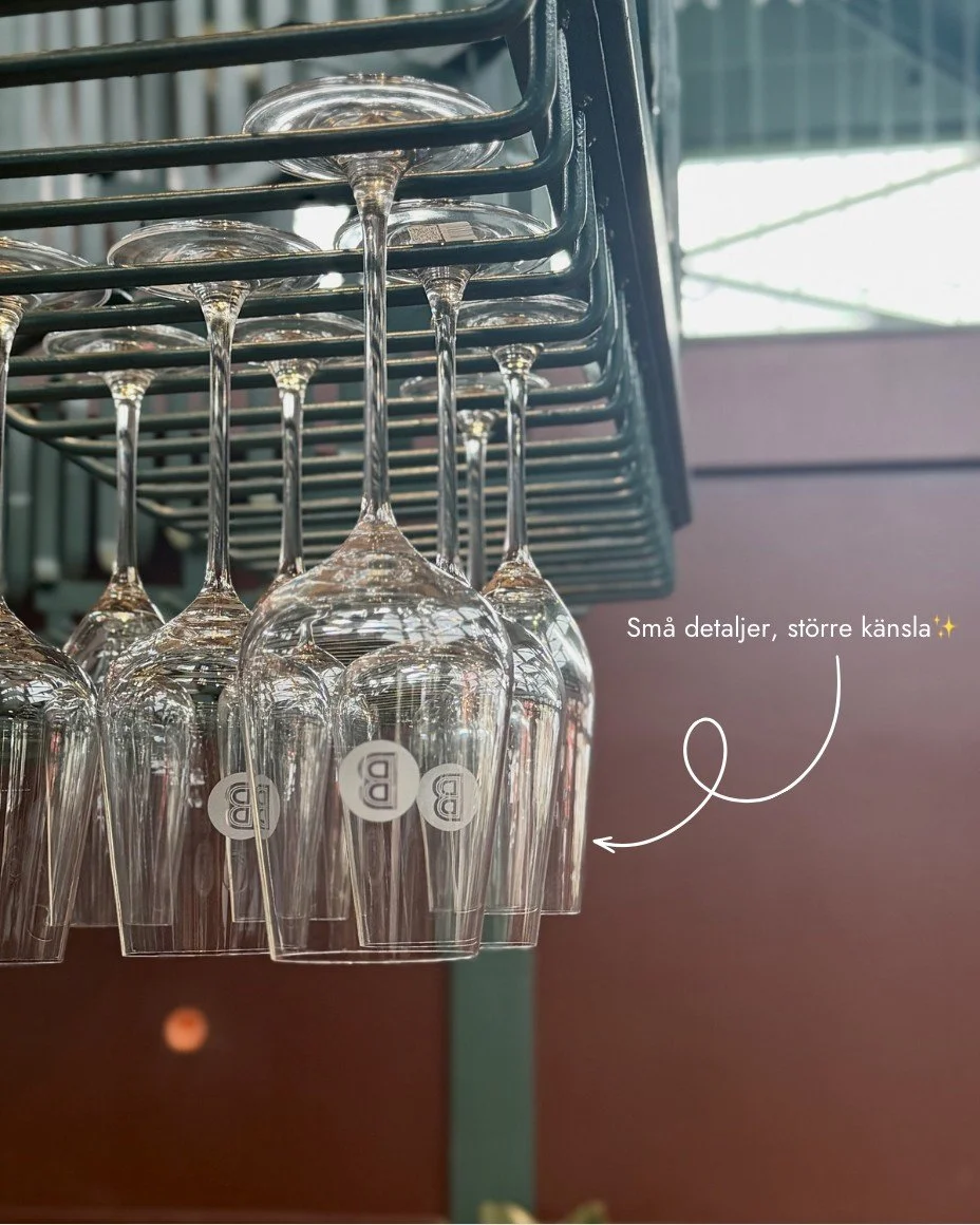 Nya vinglas, graverade med v&aring;r nya logga! Det &auml;r de sm&aring; detaljerna som g&ouml;r helheten...🥂😮&zwj;💨

#J&ouml;nk&ouml;ping #Berseau #vinglas #restaurang