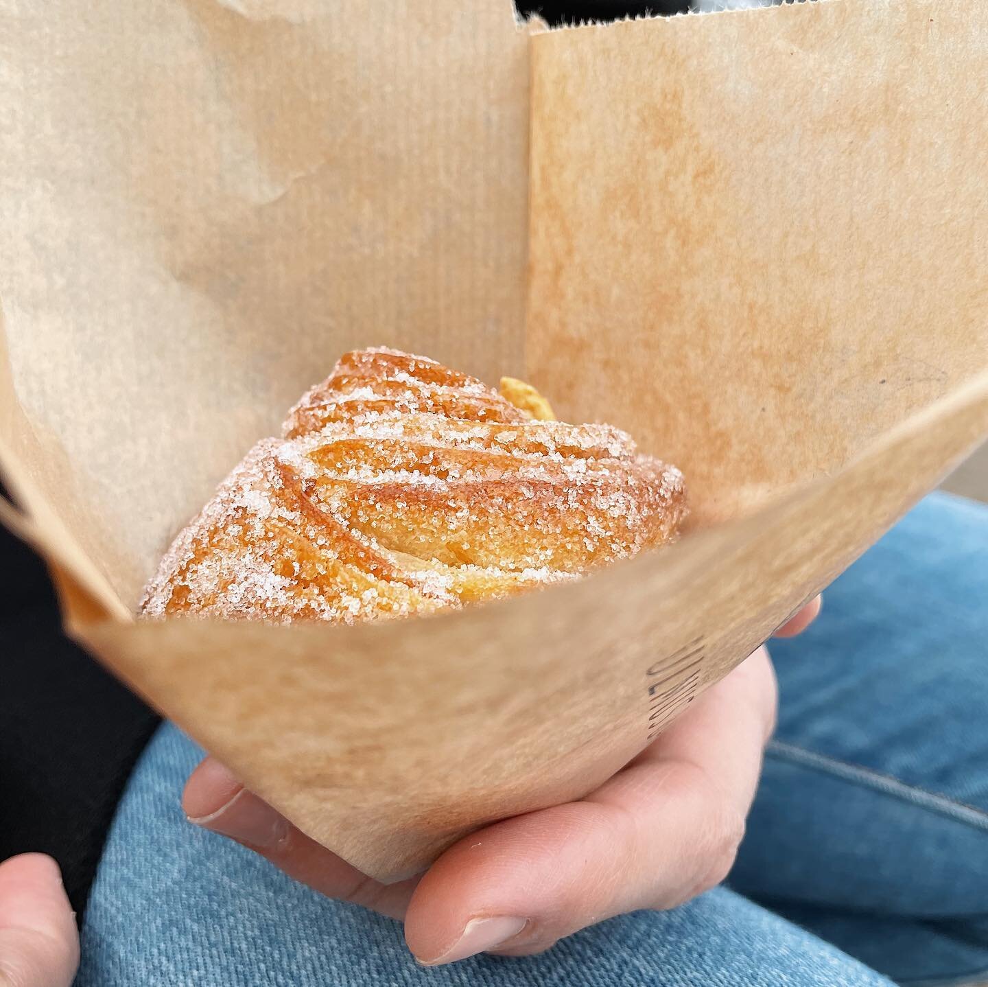 Epic coffee, cruffins and a cheeky slice of bread + butter pudding this afternoon @ulmus_bakkerij

The new kid on the block in Amsterdam West ❤️ 🍞 

__
#brunchesandcoffees #spring #saturday #weekend #coffee #keytakeaways #instacoffee #instaholland #