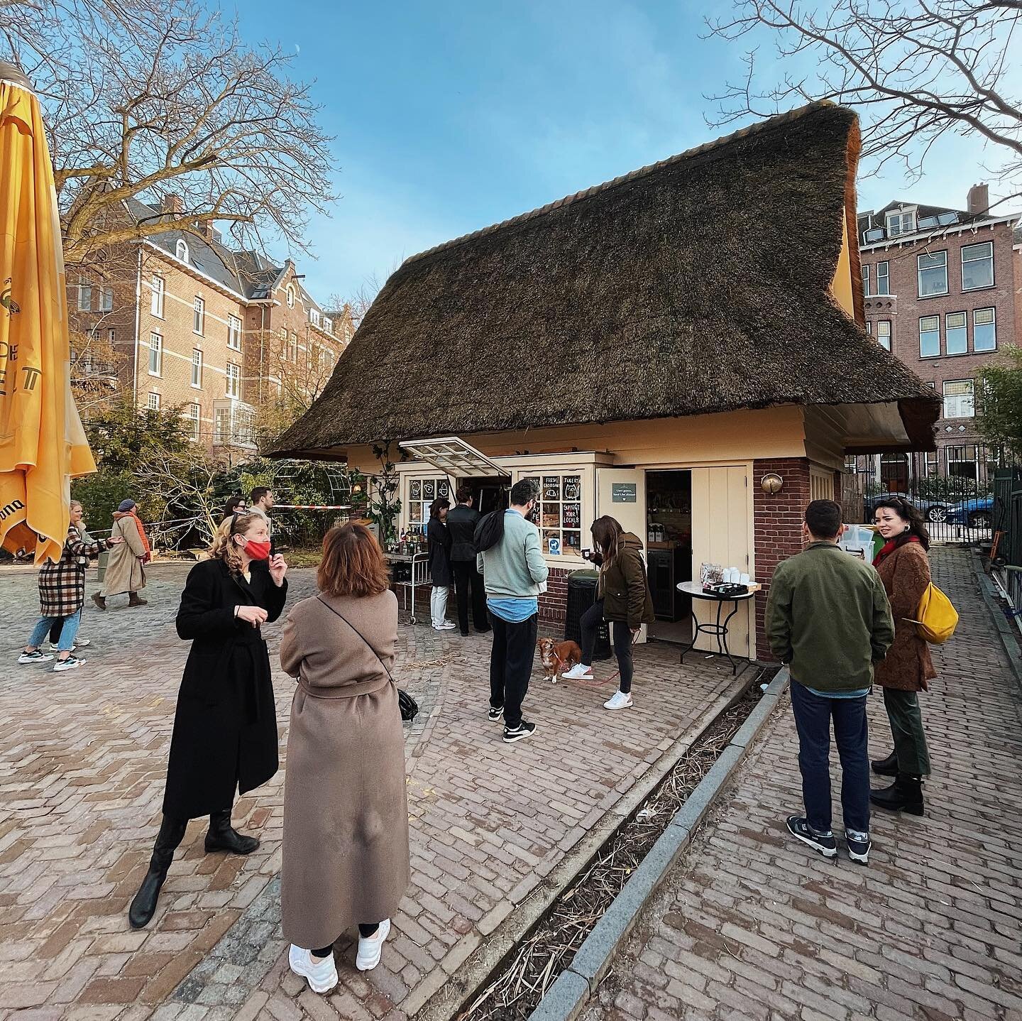 A sunny Saturday @vondeltuin on the edge of Amsterdam&rsquo;s Vondelpark☀️ 

__
#brunchesandcoffees #vondeltuin #thatchedcottage #hetsnoephuis #spring #saturday #weekend #coffee #keytakeaways #instacoffee #instaholland #architecture #archidaily #stra