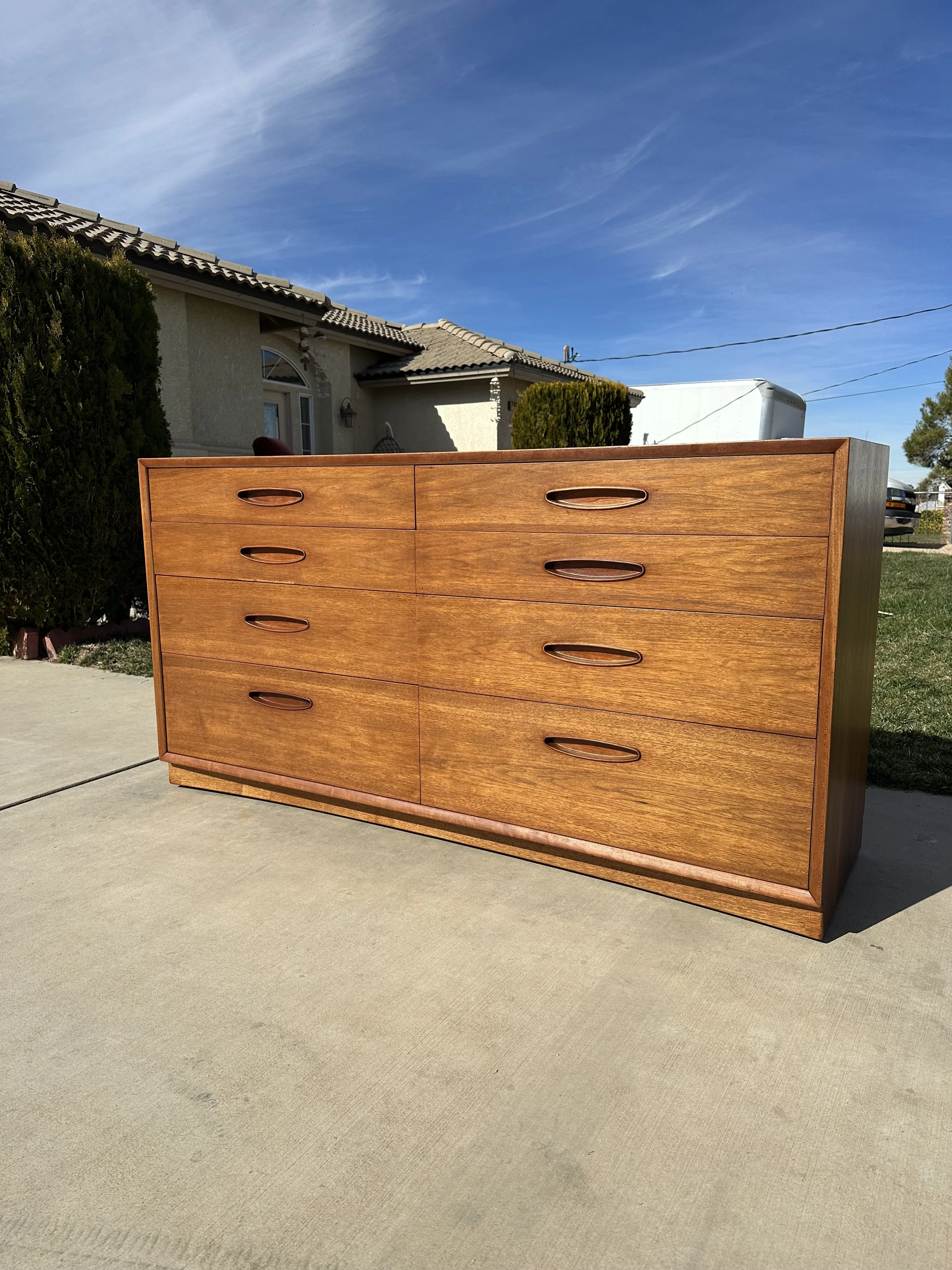 #0967- Henredon Walnut Dresser with Sculpted Pulls