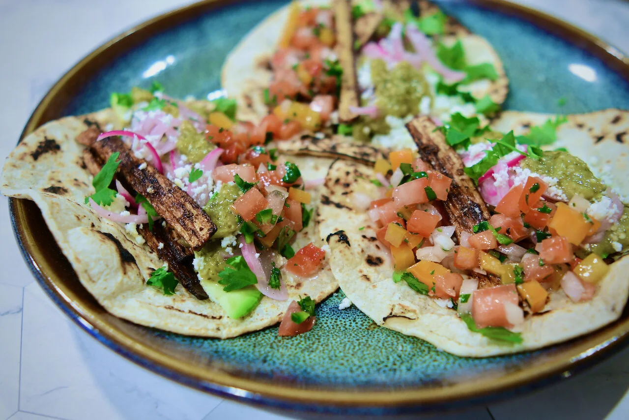 Tacos de Corona de Palmito Fresco Ennegrecido con Chipotle