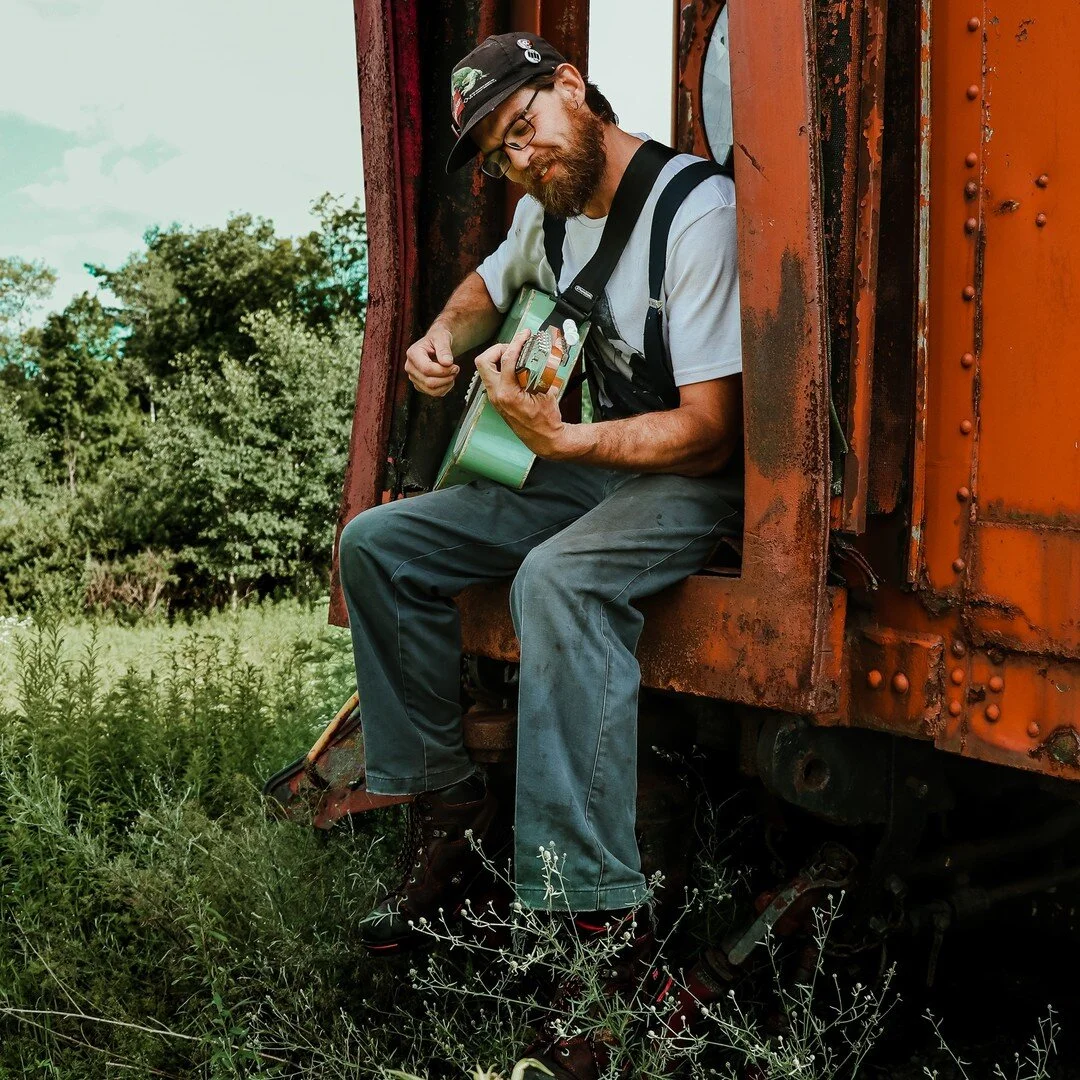 I'm digging myself into an editing hole and not coming out until my wedding on Friday! 😂
In the meantime, please enjoy Alex's love of guitars and (abandoned) trains! 🤟
.
.
.
.
.
#photographer #photographers #indyphotographer #indianaphotographer #i