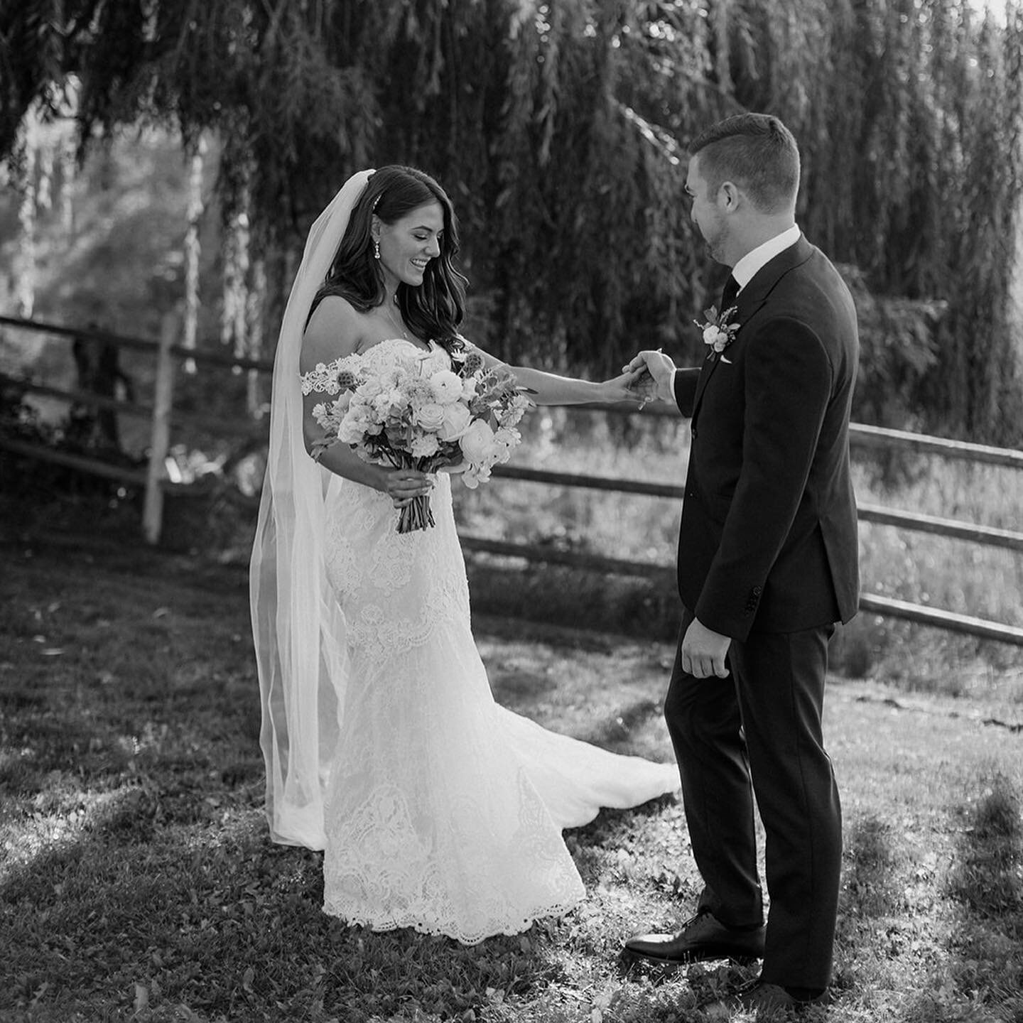 In the moment and those first look butterflies.

Photography @tarapeach 
Hair &amp; Makeup @kathryn.ramsay.esthetics 
Venue @summerhillwedding 
Florals @brandymaddisonevents 

#firstlook #intimatemoment #brideandgroom #kelownacouple #kelownawedding #