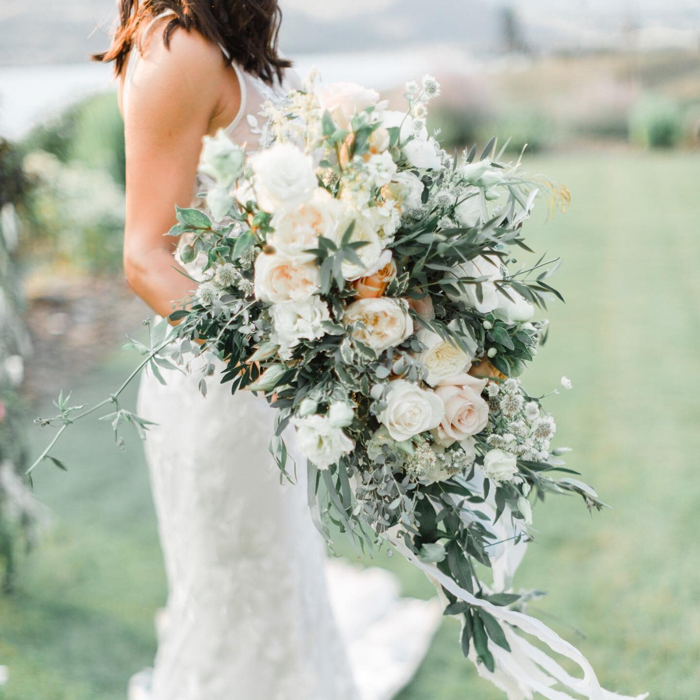 Crushing on the colours and textures of this bouquet.

Photography @blushsky 
Florals @brandymaddisonevents