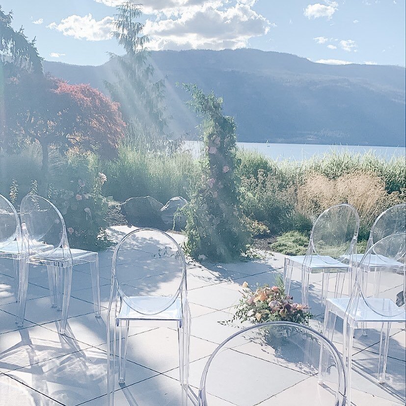 Happy Sunday beautiful humans! 

Obsessed with this light, lake side weddings, the ghost chairs and those floral aisle markers. A beautiful intimate ceremony for the loveliest couple. Grateful for my BME clients.

Rentals @perspectiveeventdesign 
Flo