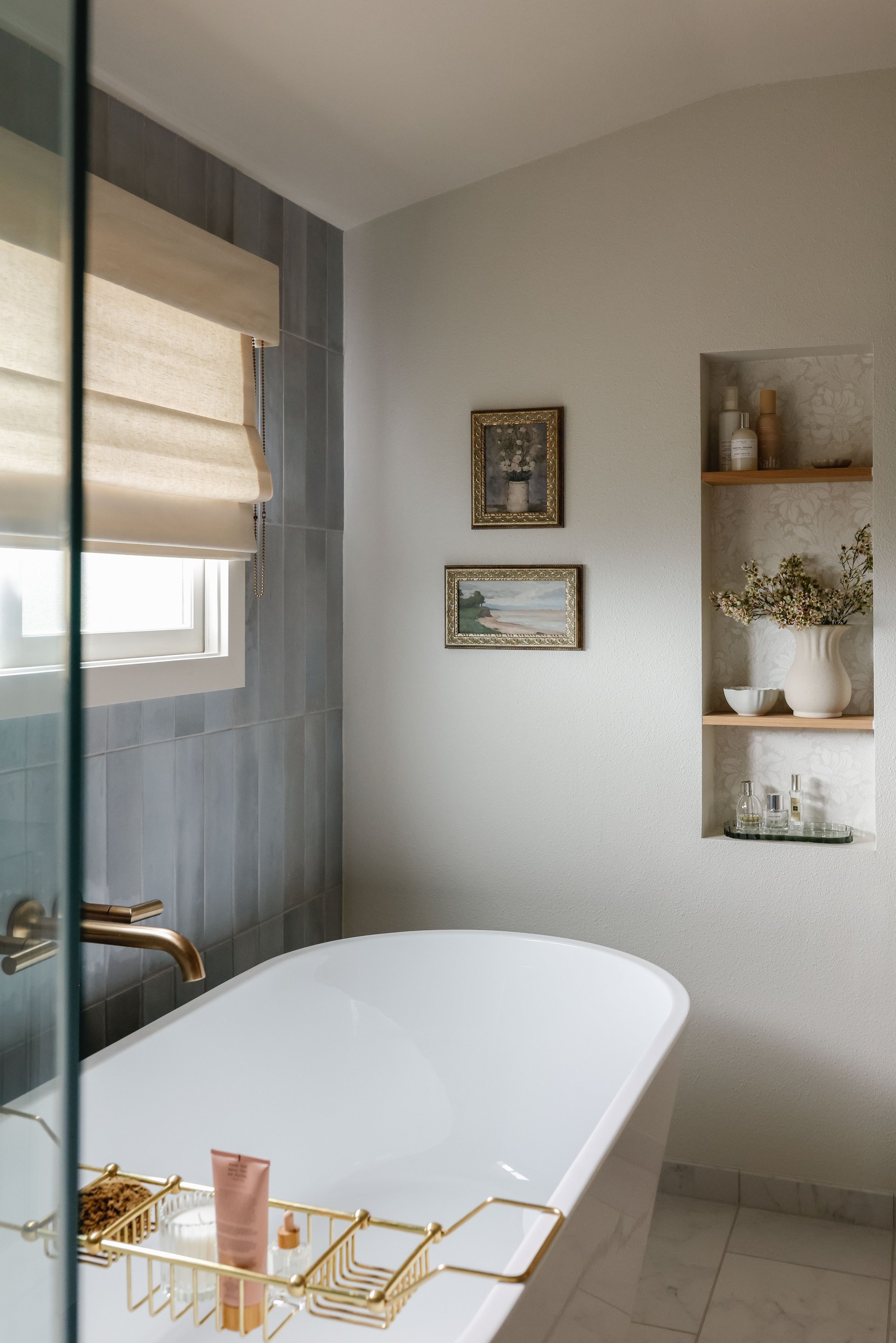Bathroom tub