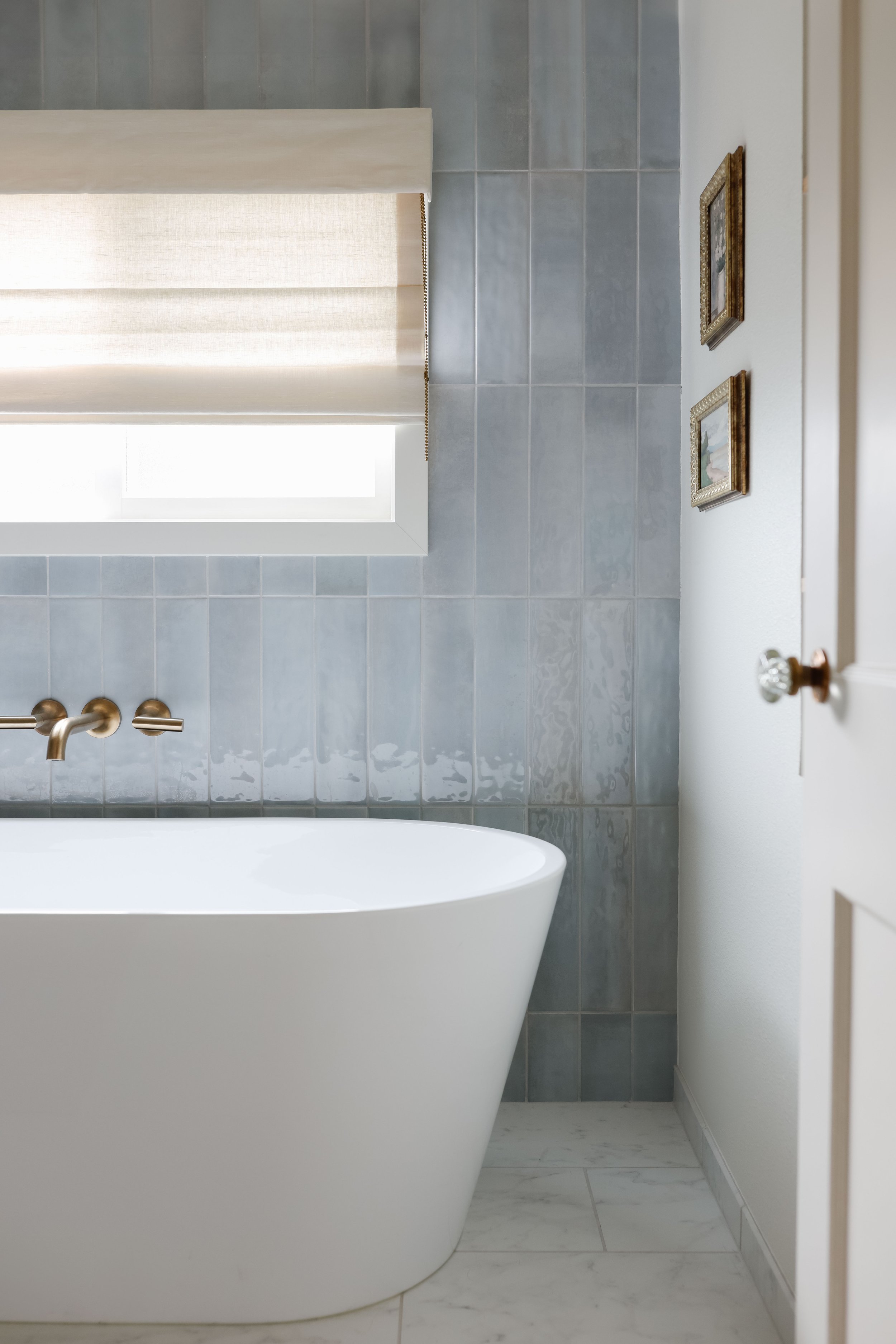Bathroom tub