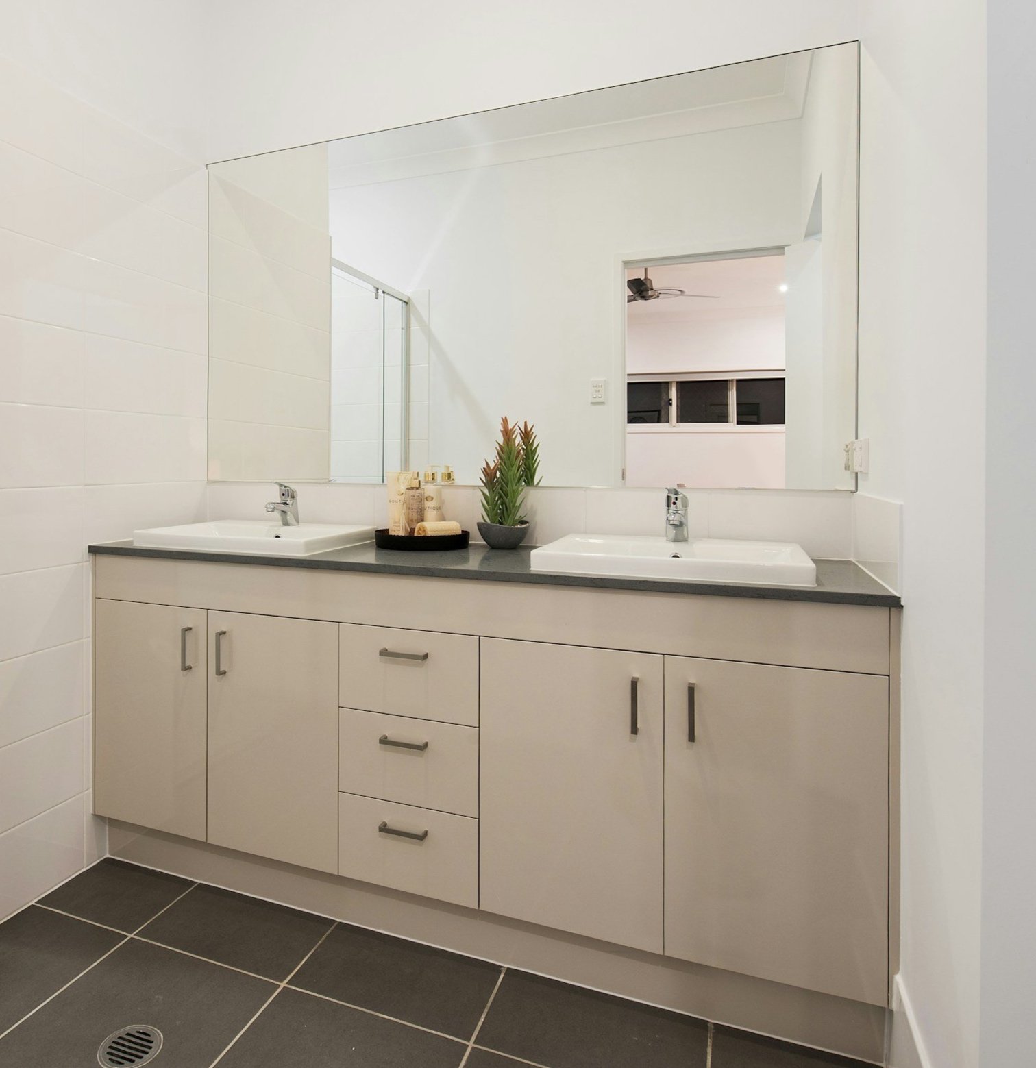 The Benefits of a Double Vanity in Your Bathroom