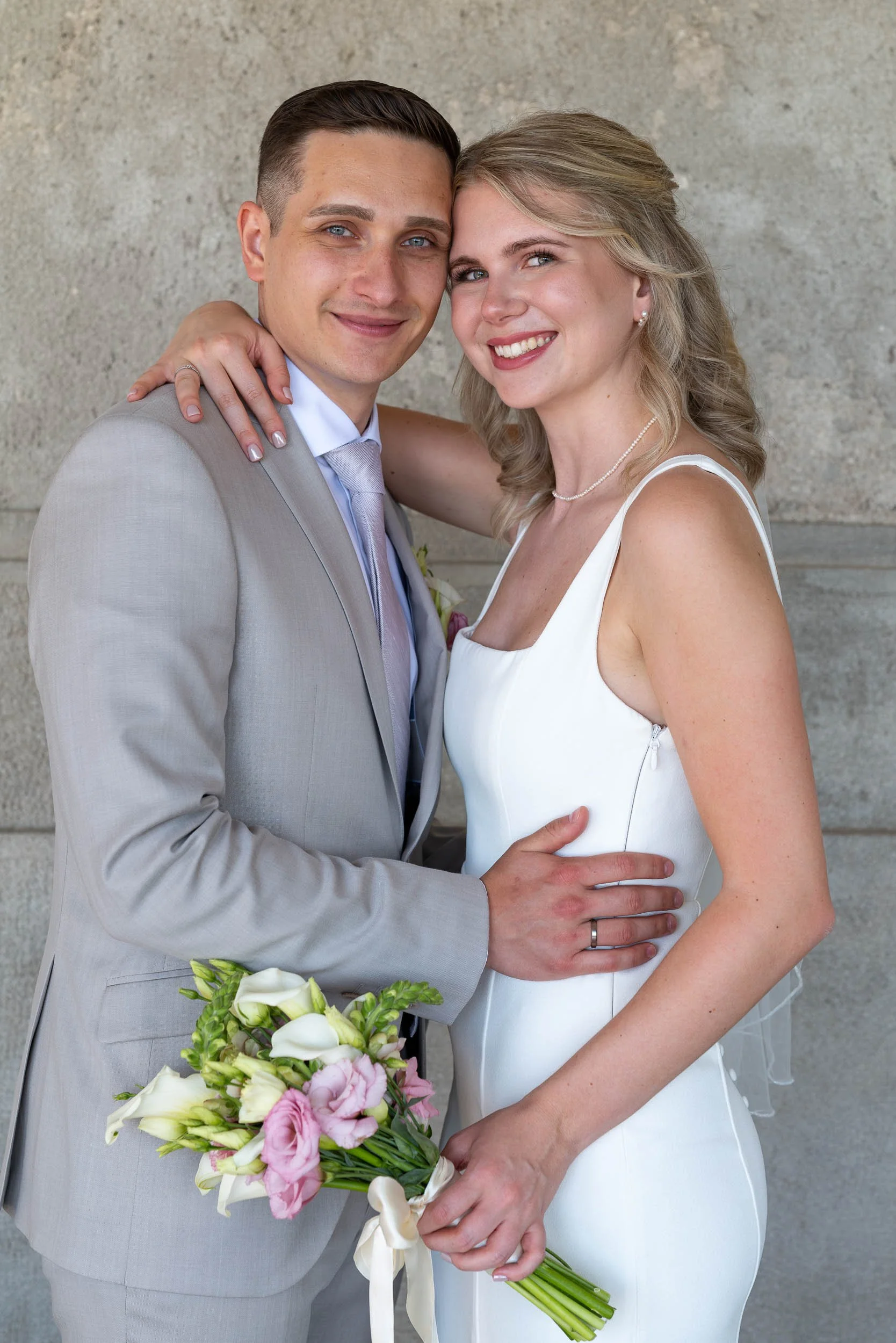 Braut und Bräutigam bei einem entspannten Hochzeitsporträt