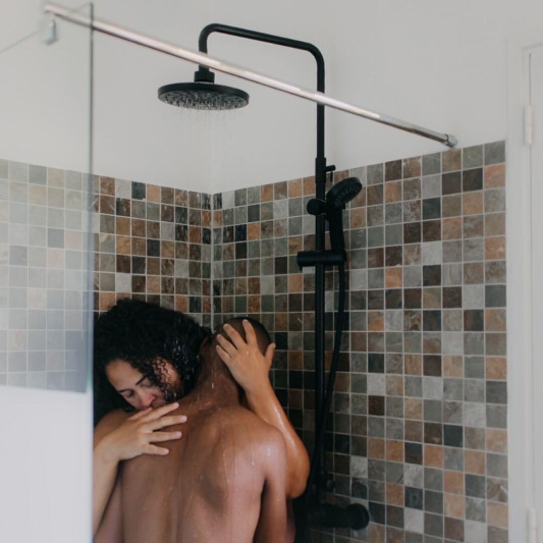 Et si nous f&ecirc;tions l'ann&eacute;e bissextile sous la douche.

L'intimit&eacute; ne se partage pas que dans un lit (et d'ailleurs elle ne se partage pas forc&eacute;ment nue!) Et vous , quel moment et quel lieu vous semble le plus intime &agrave