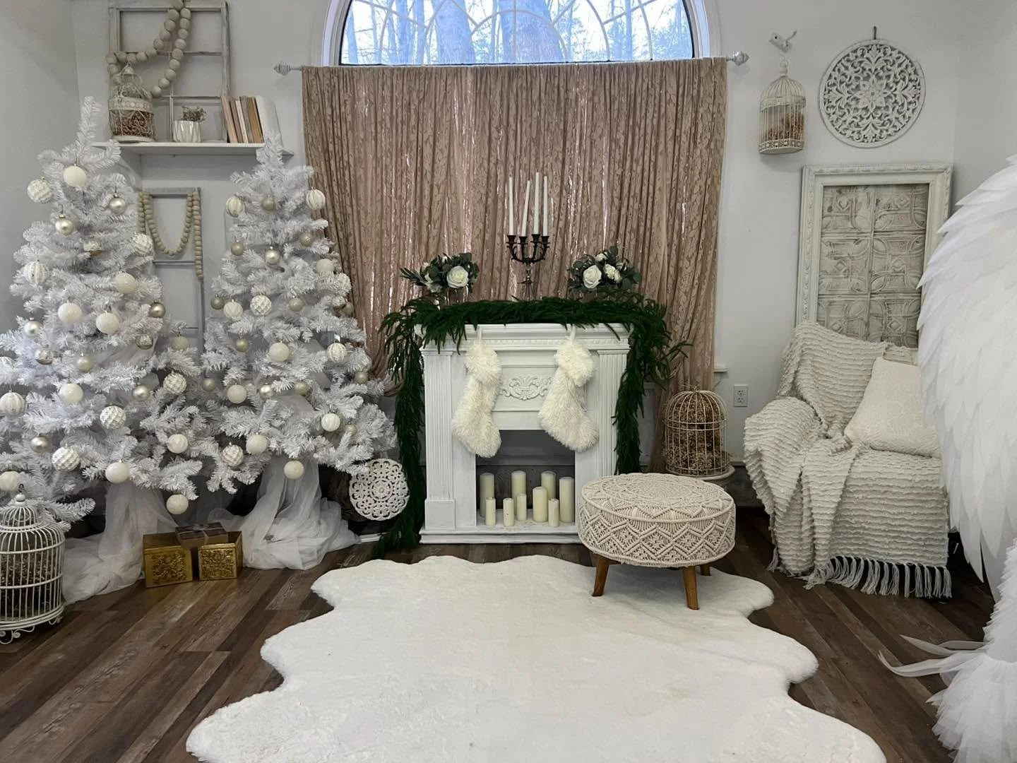 Ready for my Christmas minis tomorrow and Sunday ❤️
Santa will be here both days! 

I have one spot open each day and 2 on the 23rd. 

Excited to see all the little ones again this year!! 🤍