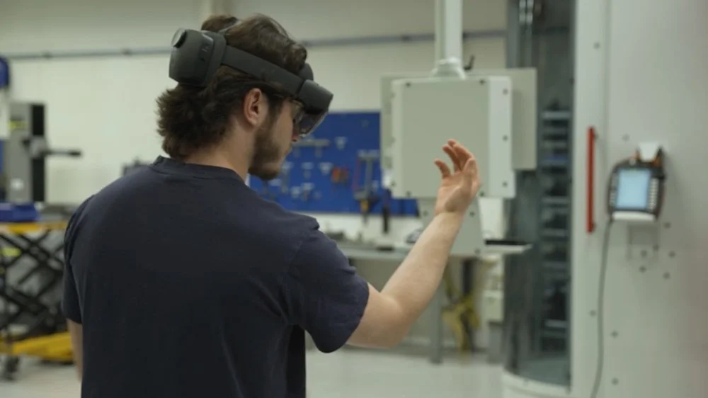 Industriarbeider ser på armen sin med 3D-briller
