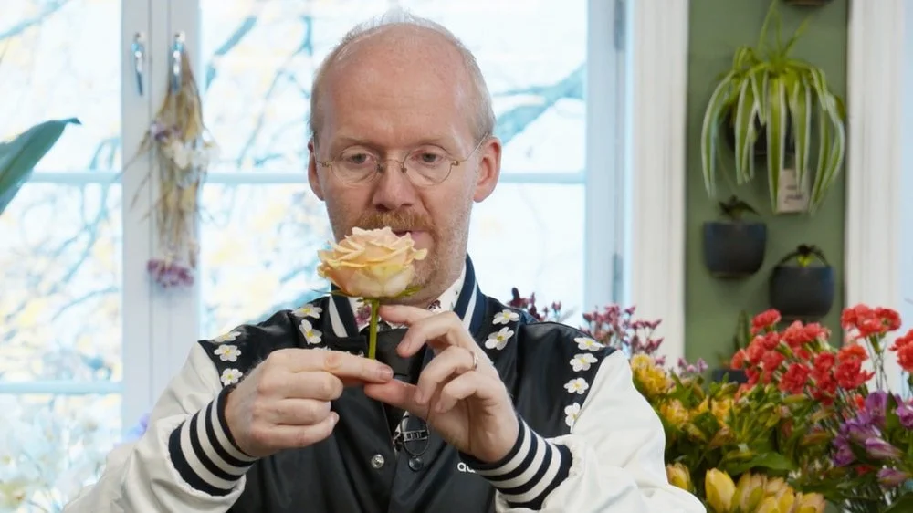 Blomsterdekoratør viser lengden på en stilk til en dekorasjon