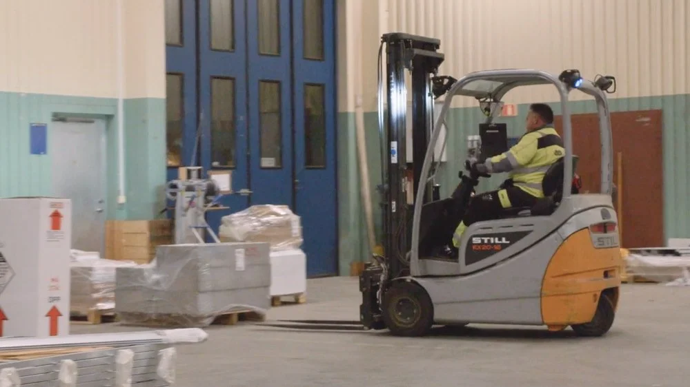 Truck plasserer varer på et lager