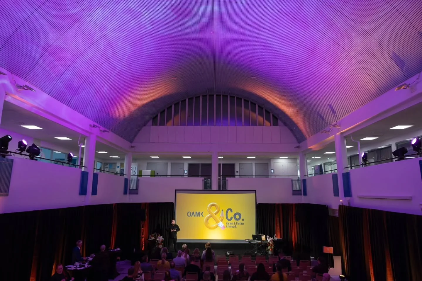 Kuvasin lokakuussa OAMK:n sidosryhm&auml; &amp; alumnitapahtumassa Linnanmaan kampuksella.

Ilta oli t&auml;ynn&auml; rentoa verkostoitumista hyv&auml; ruoan, juoman ja musiikin kera.

#tapahtumakuvaus #oamk #Oulu #valokuvaajaoulu #linnanmaankampus #