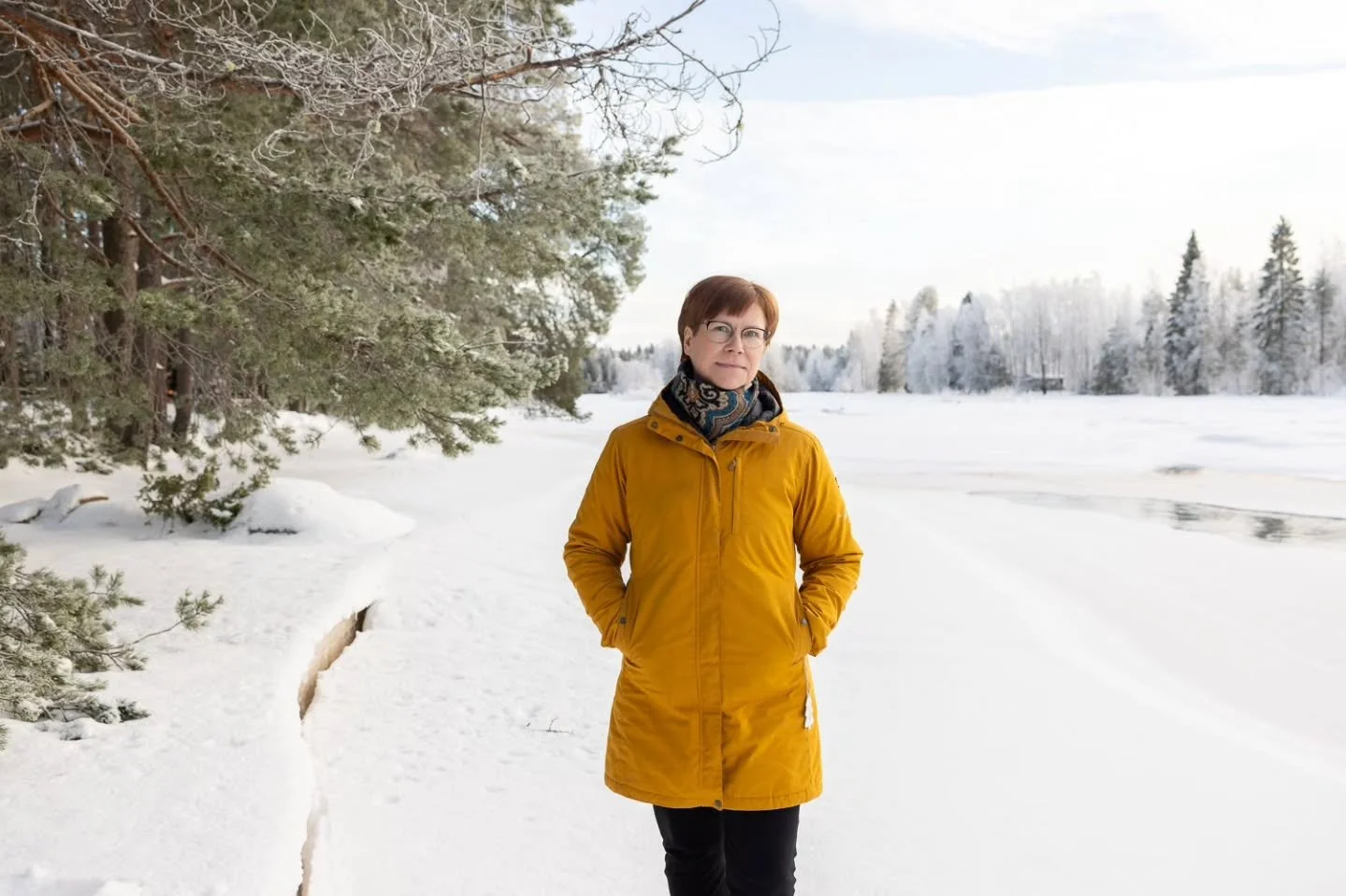 Kuvasin vuoden 2026 tiedeviestint&auml;palkitun Satu R&auml;s&auml;sen Tiedetoimittajat artikkelia varten.&nbsp;

Kuvasimme ensin Mets&auml;keskuksen tiloissa ja sielt&auml; ajoimme kuvaamaan Koitelinkoskelle, jossa olikin upea milj&ouml;&ouml; kuvau