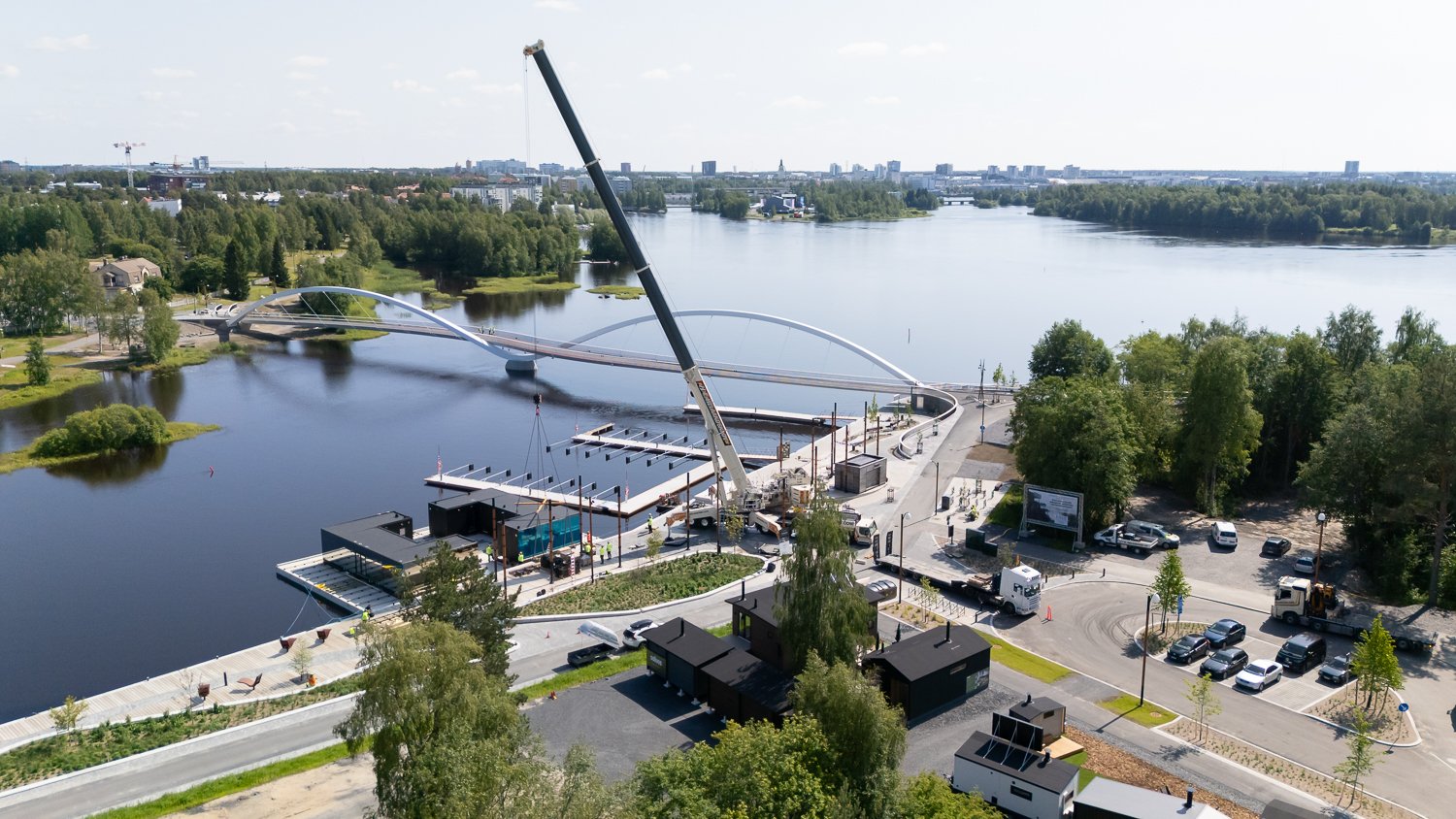 Ilmakuva nostotyöstä Oulun rannalla