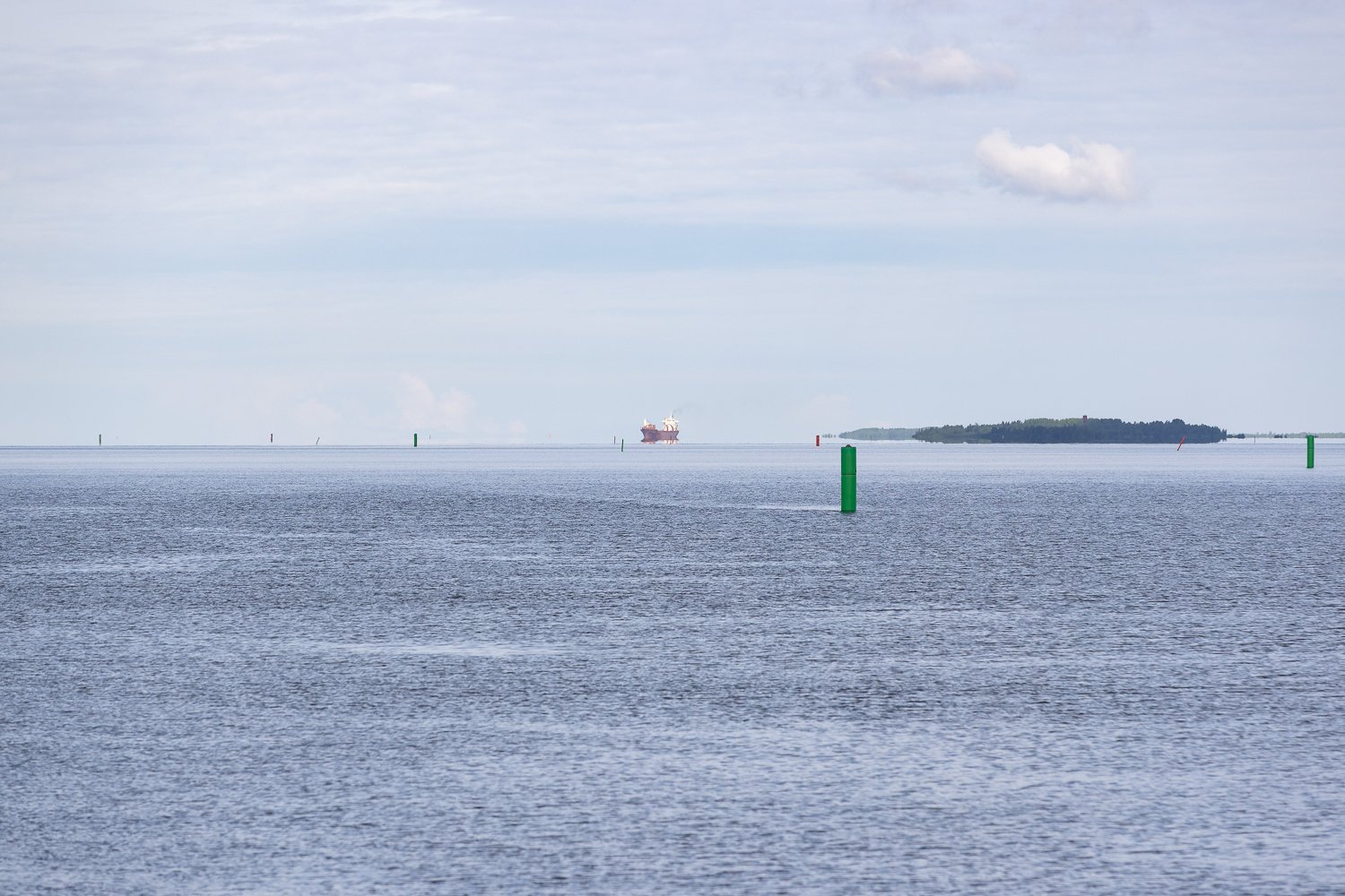Sampogracht cargo ship from far arriving to Oulu