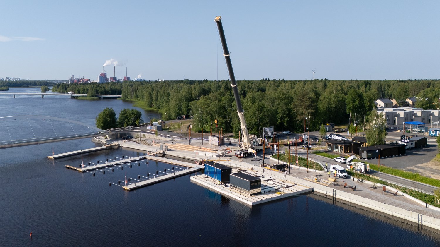 Ilmakuva nostotyöstä Oulun rannalla