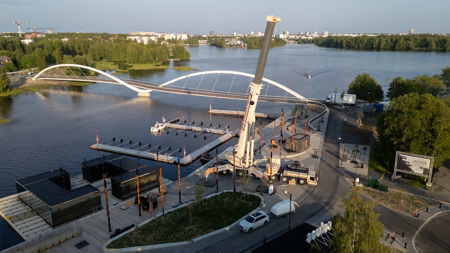 E. Helaakoski 800 tonnin mobiilinosturi Oulun asuntomessualueen rannassa